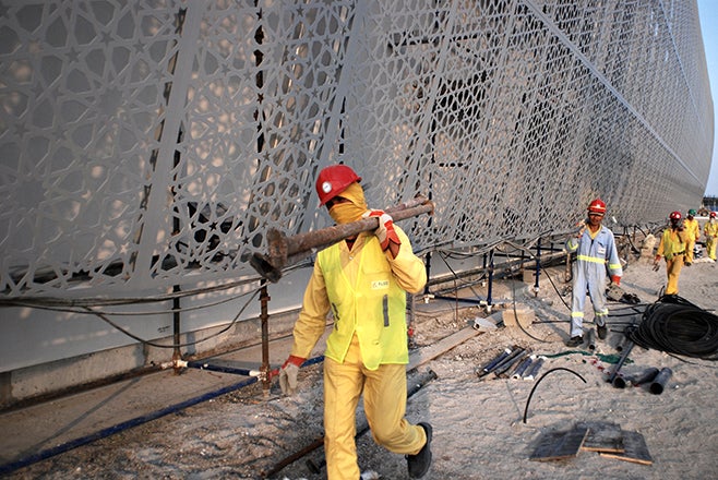 Travailleurs migrants employés sur l'île de Saadiyat, aux Émirats arabes unis. De nombreux ouvriers sont originaires de pays asiatiques, notamment l'Inde, le Pakistan, le Bangladesh, le Sri Lanka et le Népal.