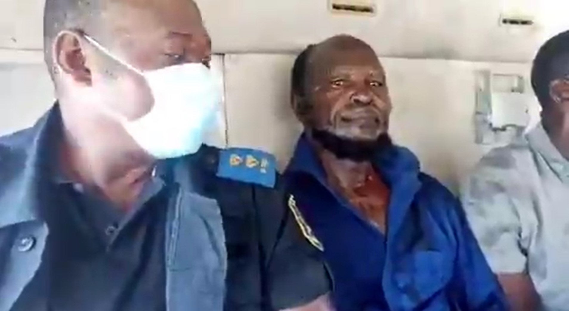 Ne Muanda Nsemi, le leader du BDK, dans un véhicule après son arrestation à Kinshasa le 24 avril 2020.