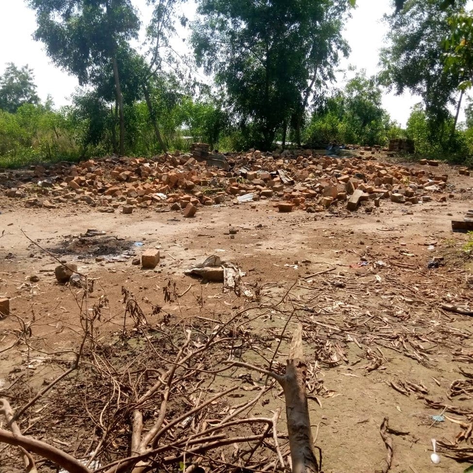 La maison où les membres du BDK s’étaient réunis à Songololo, en République démocratique du Congo, a été brûlée et détruite lors d’un raid mené par la police le 22 avril 2020.