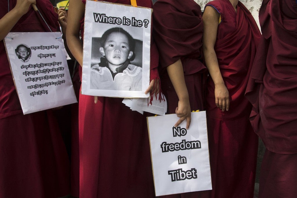 Des nonnes bouddhistes tibétaines vivant en exil à Dharmsala, en Inde, participaient à un rassemblement 17 mai 2017, à l’occasion du 22ème anniversaire de l’enlèvement par les autorités chinoises de Gedhun Choekyi Nyima, un garçon de six ans qui avait été reconnu par le Dalaï-Lama comme le 11ème Panchen-Lama (autre figure religieuse importante au Tibet).