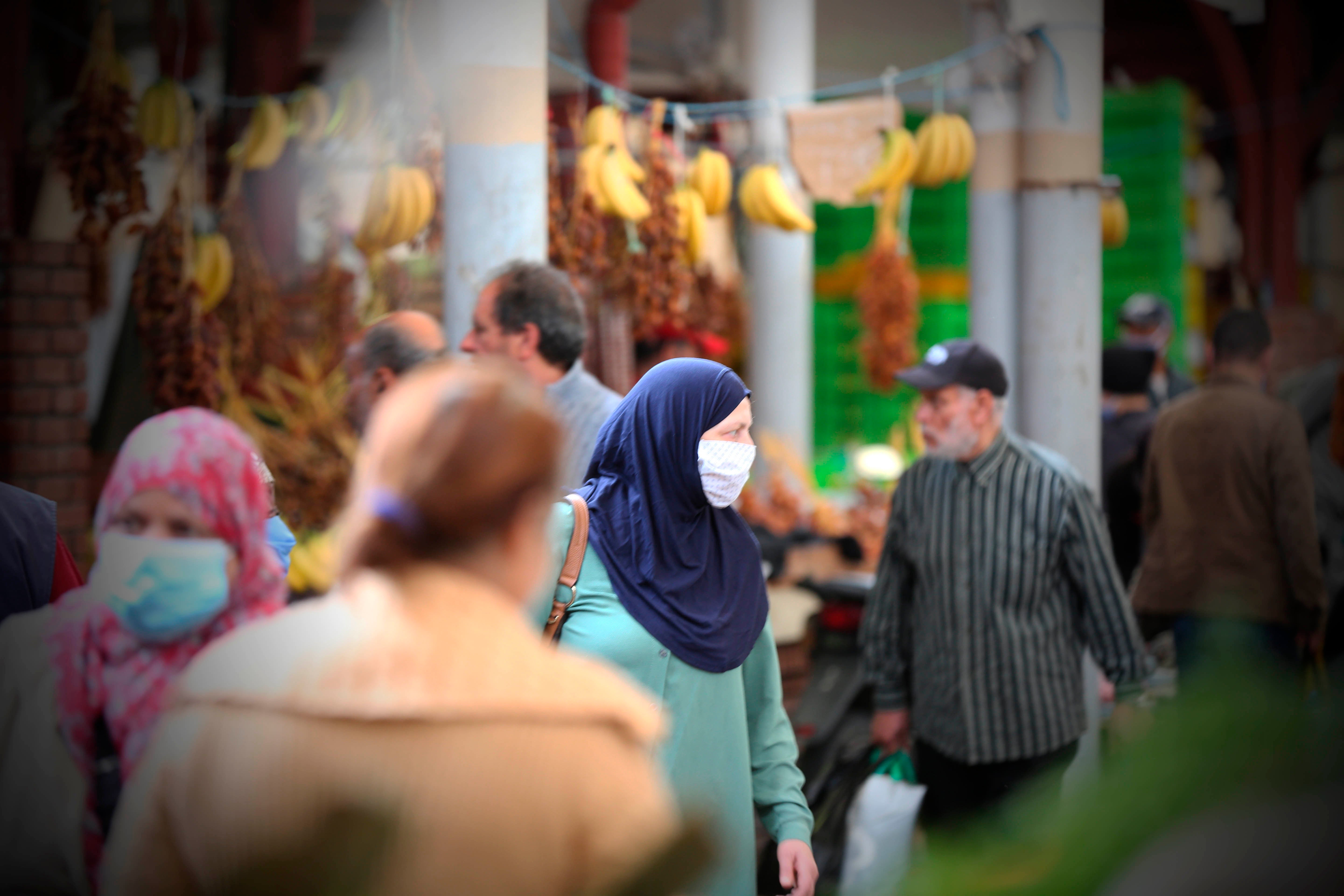 زبائن يشترون حاجياتهم من السوق المركزي في العاصمة تونس في أول أيام رمضان، تونس في 28 أبريل/نيسان 2020. 