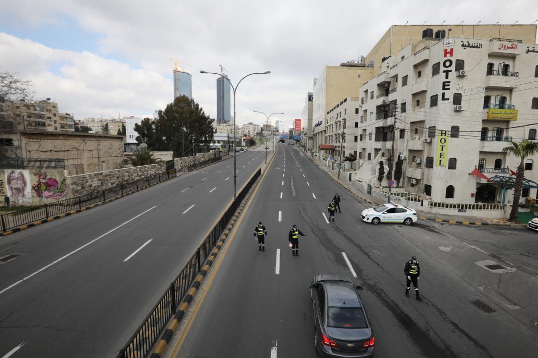 Jordanian police personnel guard at a checkpoint during the second day of a nationwide curfew, amid concerns over the spread of coronavirus disease (COVID-19), in Amman, Jordan. © 2020 Reuters 