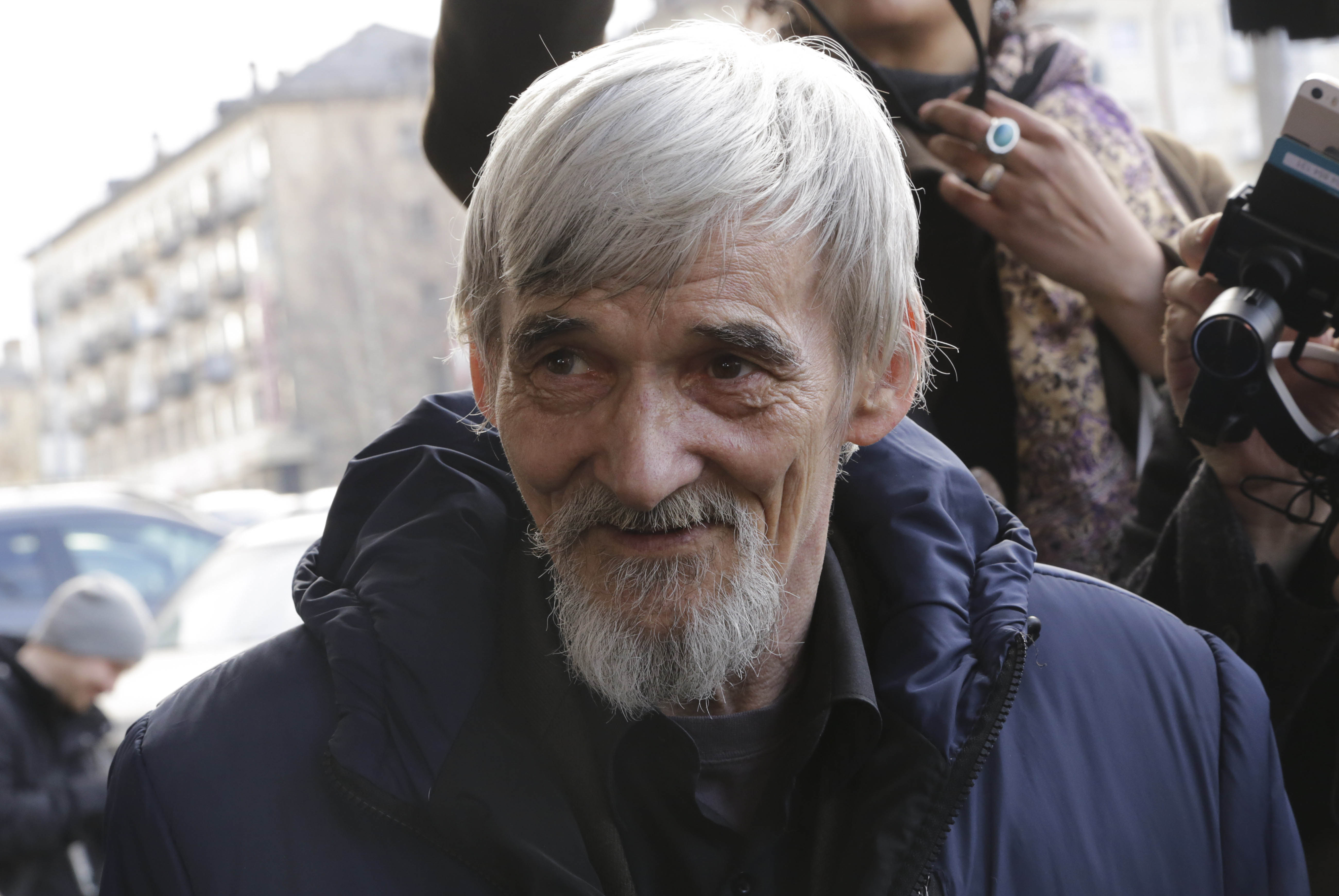 Историк Юрий Дмитриев, представший перед судом по обвинению в вовлечении его приемной дочери в детскую порнографию, в незаконном хранении основных частей огнестрельного оружия и в развратных действиях в отношении несовершеннолетней, беседует с людьми после слушания у здания суда в Петрозаводске. 5 апреля 2018 года.