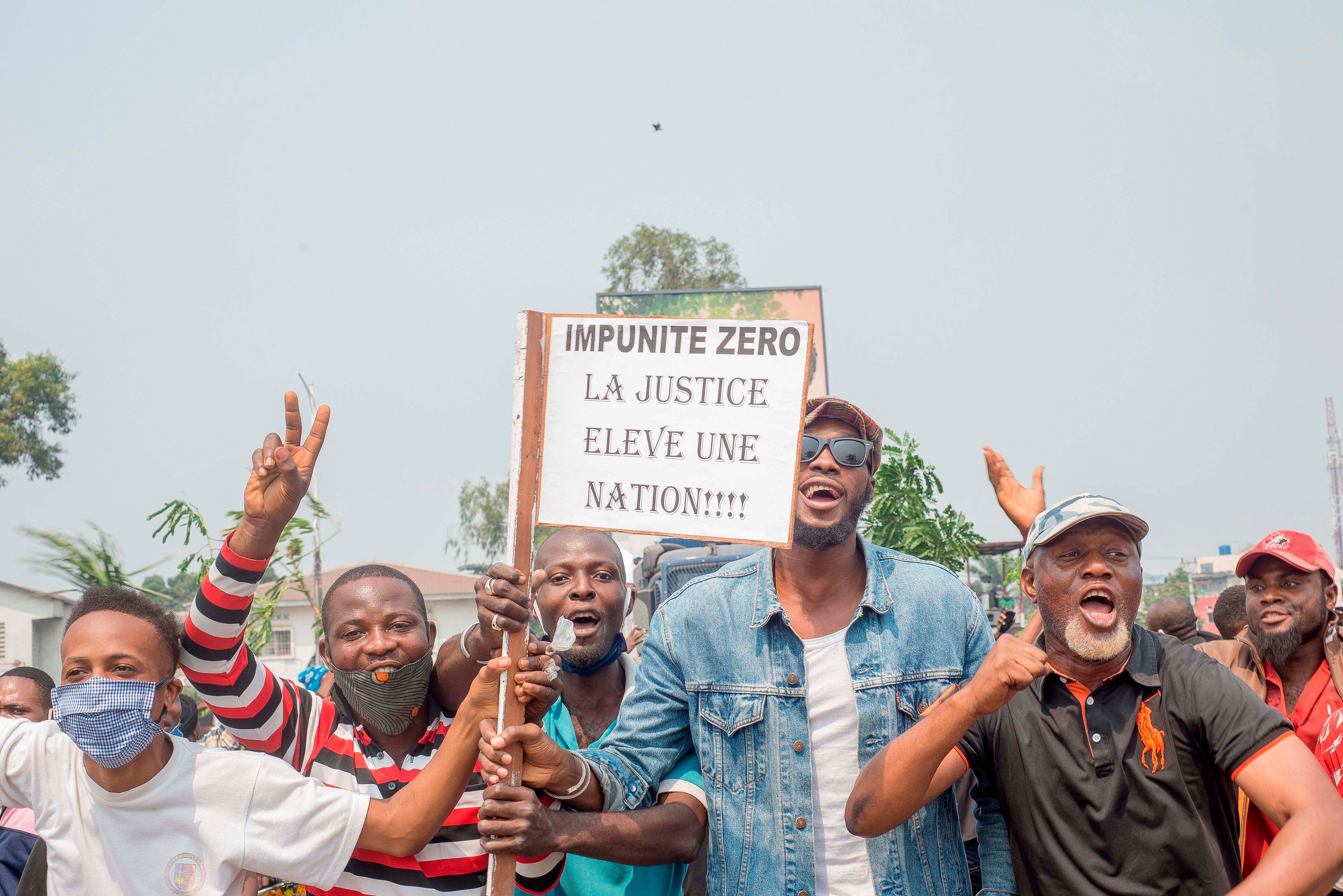 Des personnes, dont de nombreux chauffeurs de taxi-moto, manifestent autour du Palais du peuple, siège du Parlement, à Kinshasa, le 24 juin 2020.