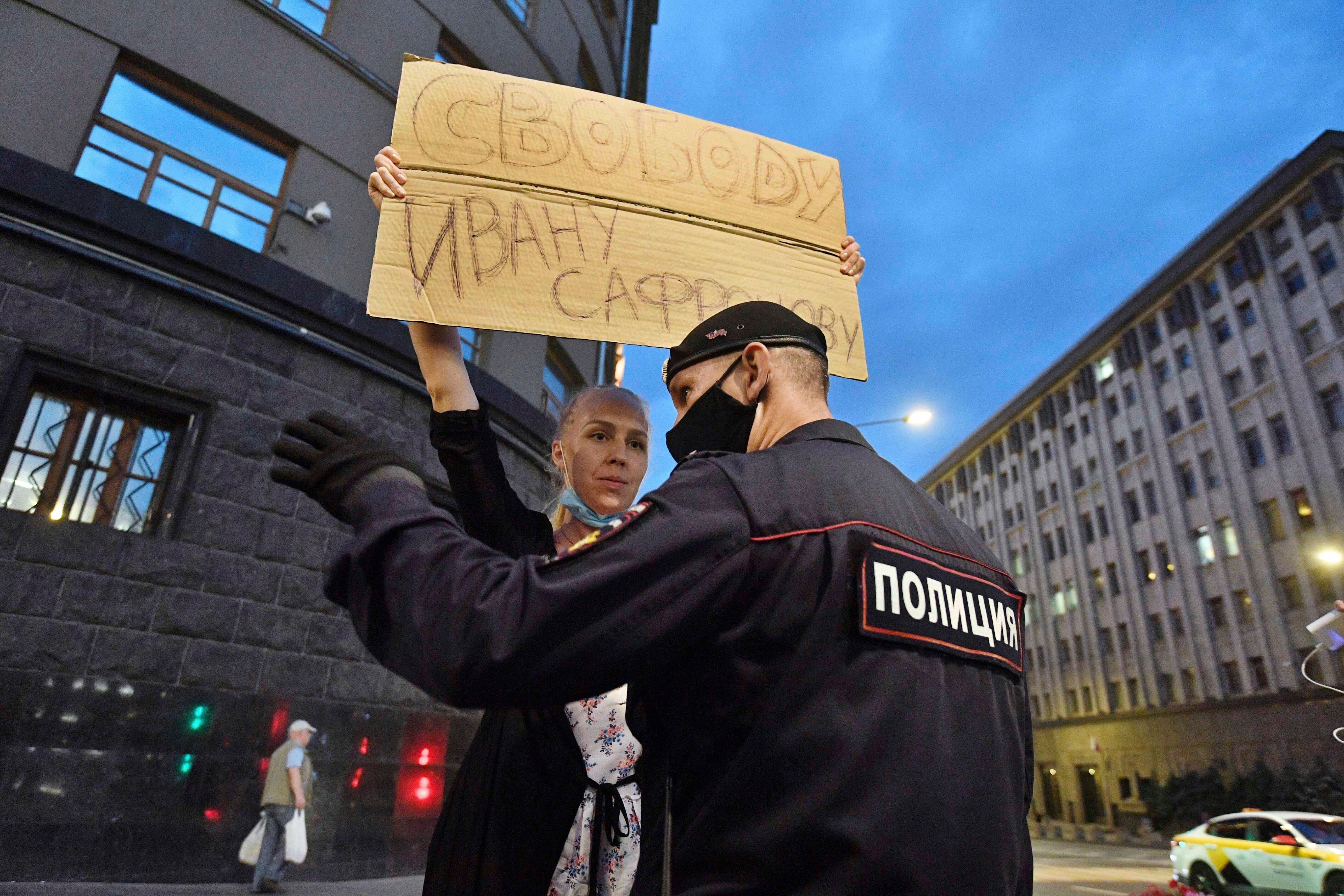 Мария Старикова стоит перед зданием ФСБ в Москве с плакатом "Свобода Ивану Сафронову", 7 июля 2020 года.