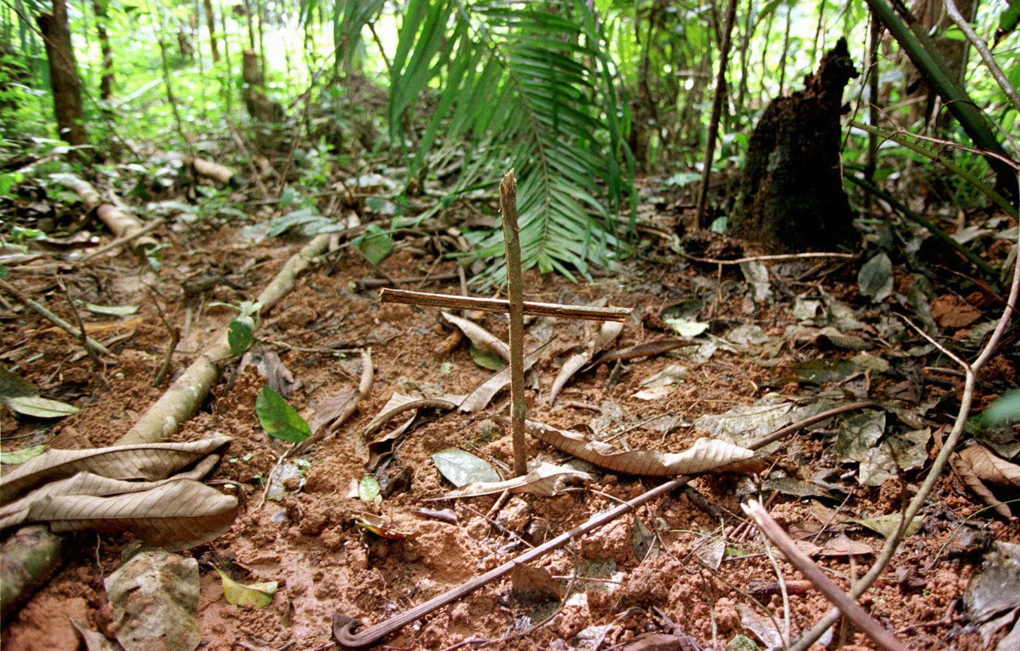 Une croix indique un charnier près du camp de réfugiés de Biaro, à environ 42 kilomètres au sud de Kisangani, dans l’est de la République démocratique du Congo, le 18 mai 1997. La découverte d’un certain nombre de fosses communes a donné lieu à des enquêtes qui ont conduit au rapport Mapping des Nations Unies, publié le 1er octobre 2010.