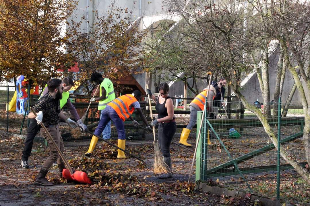 Richiedenti asilo da un centro di accoglienza locale lavorano insieme ad italiani per rimuovere i detriti dopo l’alluvione a Belluno, Italia, novembre 2018 (c) SIPROIMI