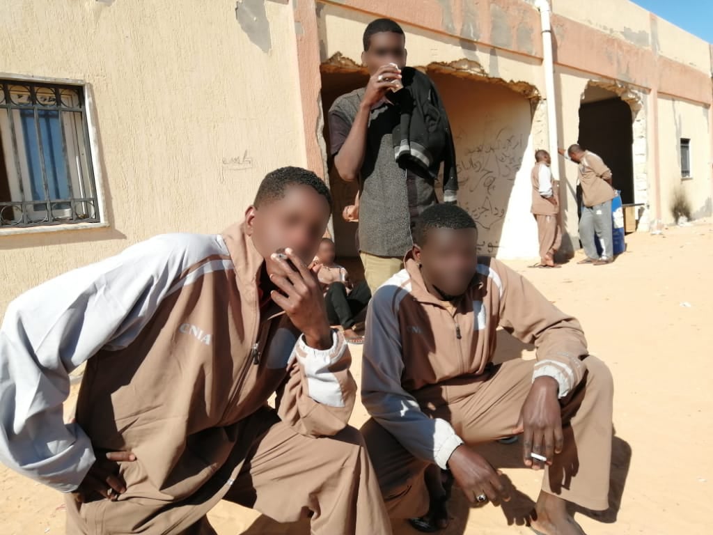 موظفون سودانيون في بلاك شيلد يقفون في مجمّع عسكري في راس لانوف بزي رسمي صادر عن جهاز حماية البنية التحتية الوطنية الحيوية (CNIA)، وهي هيئة حكومية منذ 2012 ذات ميزانية ضخمة وتوّفر الأمن لحدود الإمارات وحقول النفط.