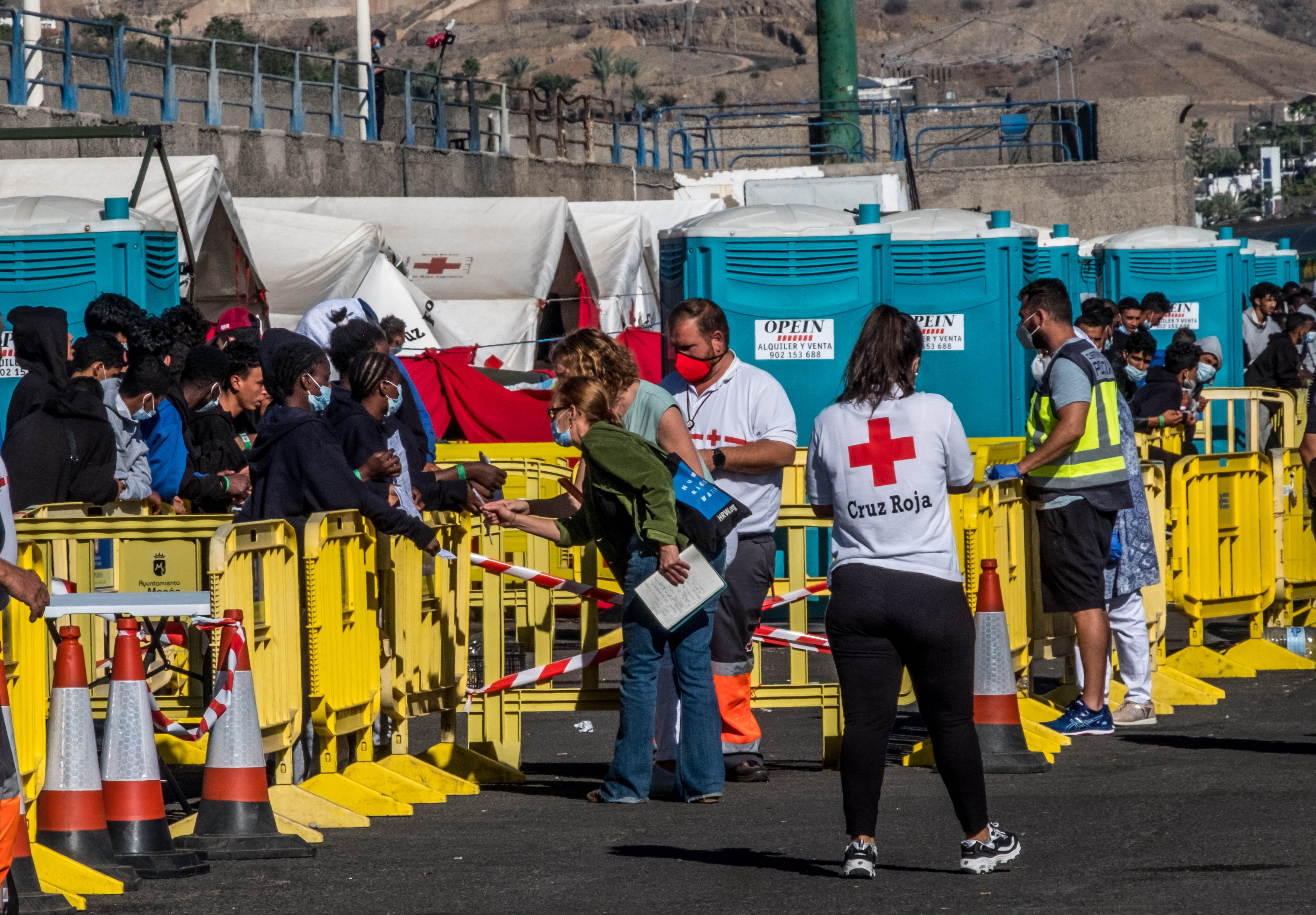 Un investigador de Human Rights Watch habla con mujeres detenidas en el muelle de Arguineguín, 7 de noviembre de 2020. © Javier Bauluz