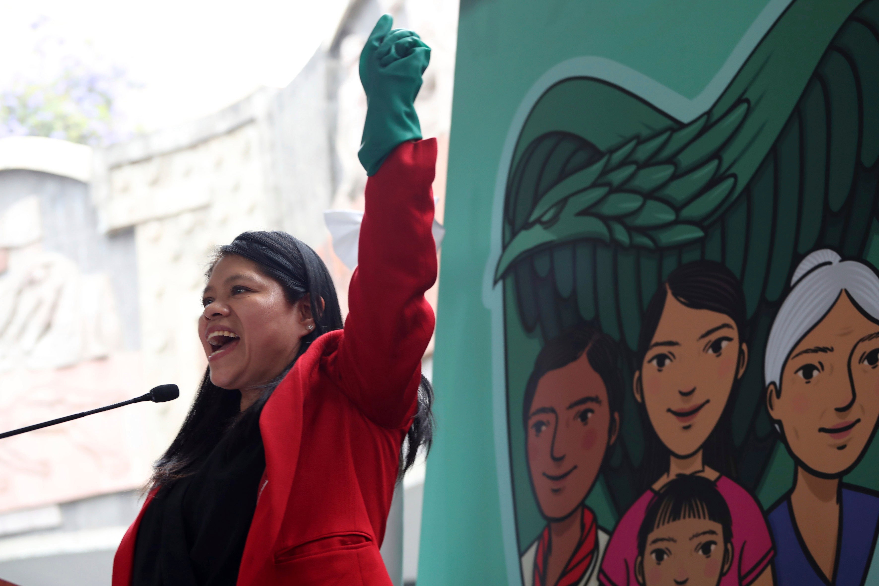 Marcelina Bautista, líder del Centro de Apoyo y Capacitación para Empleadas del Hogar, celebra el inicio de un programa piloto que amplía el acceso a los beneficios de la seguridad social y la atención de la salud para las trabajadoras del hogar, Ciudad de México, México.