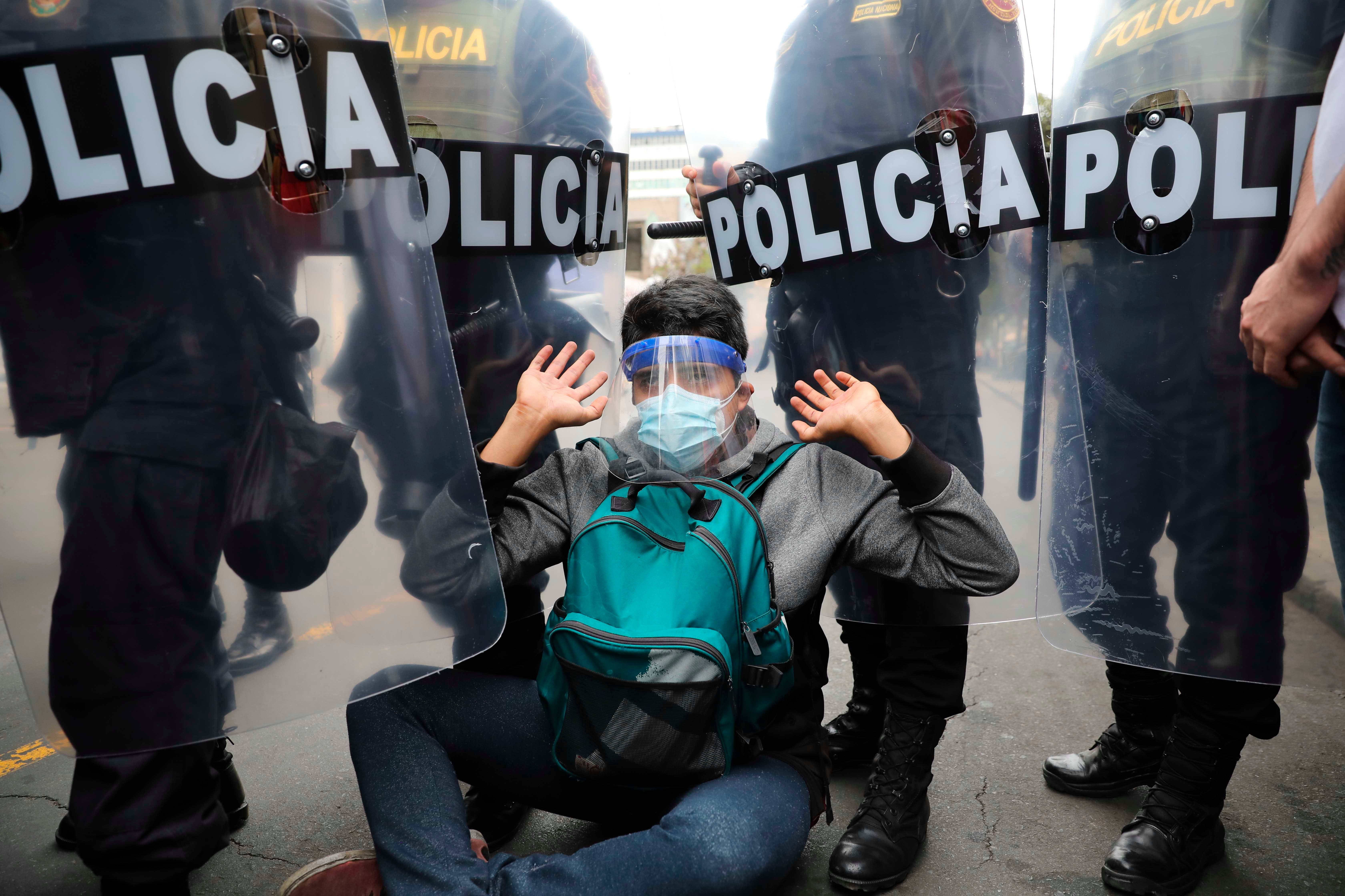 Polícia cerca um manifestante em Lima, Peru, terça-feira, dia 10 de novembro de 2020.
