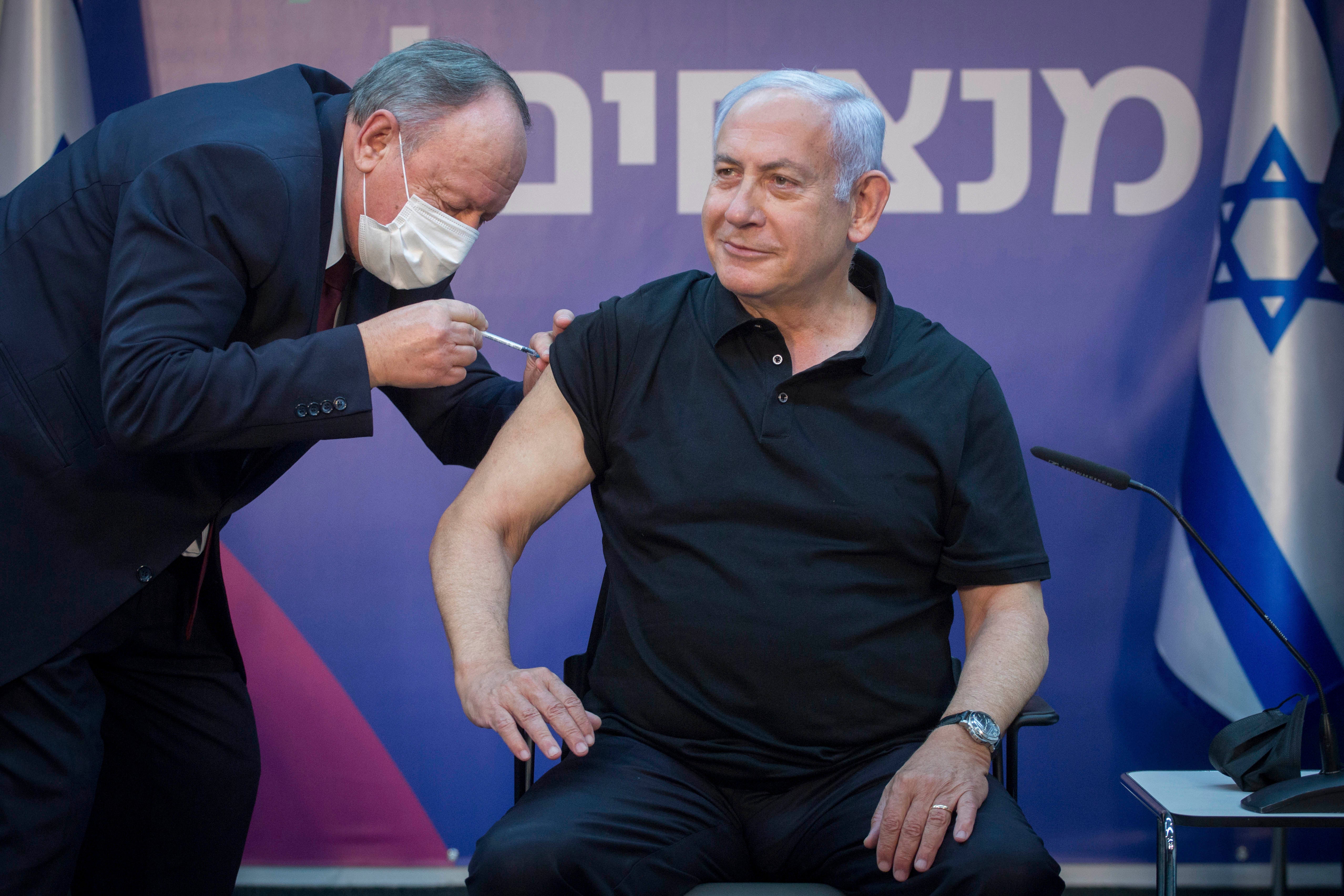 ראש ממשלת ישראל, בנימין נתניהו, מקבל את המנה השנייה של החיסון נגד קורונה ברמת גן, ישראל, ב-9 בינואר