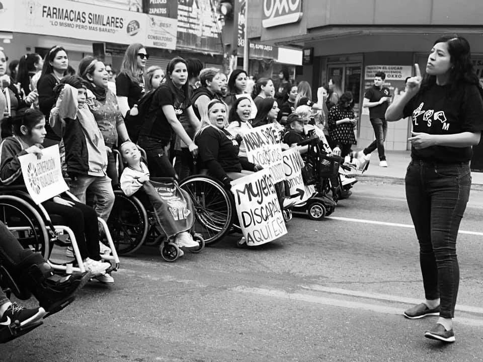 Ces femmes handicapées mexicaines manifestaient à Ciudad de México contre les violences faites aux femmes lors de la Journée internationale de la femme, le 8 mars 2020. A droite, la jeune femme fournissait une interprétation en langue des signes, pour les participantes malentendantes.