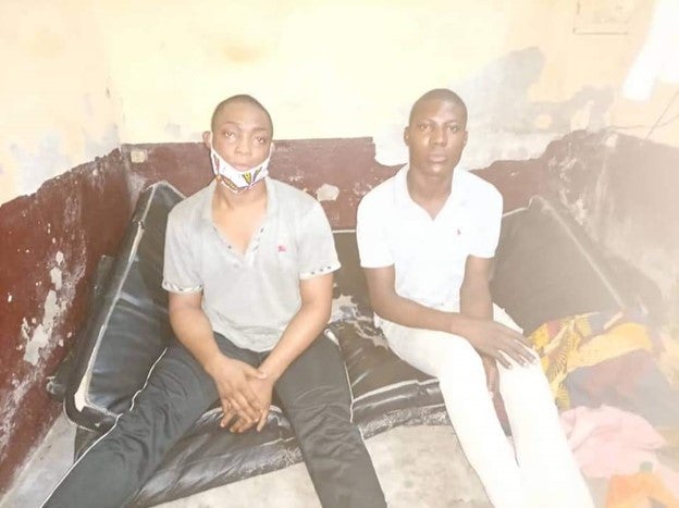 Loïc Njeuken (alias « Shakiro ») et Roland Mouthe (alias « Patricia »), deux femmes transgenres, dans une prison de Douala, au Cameroun, en mars 2021. 