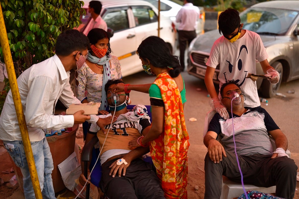 कोरोनोवायरस बीमारी के प्रसार के बीच दिल्ली स्थित एक गुरुद्वारे में ऑक्सीजन सपोर्ट प्राप्त करते सांस लेने की समस्या से पीड़ित लोग, भारत.