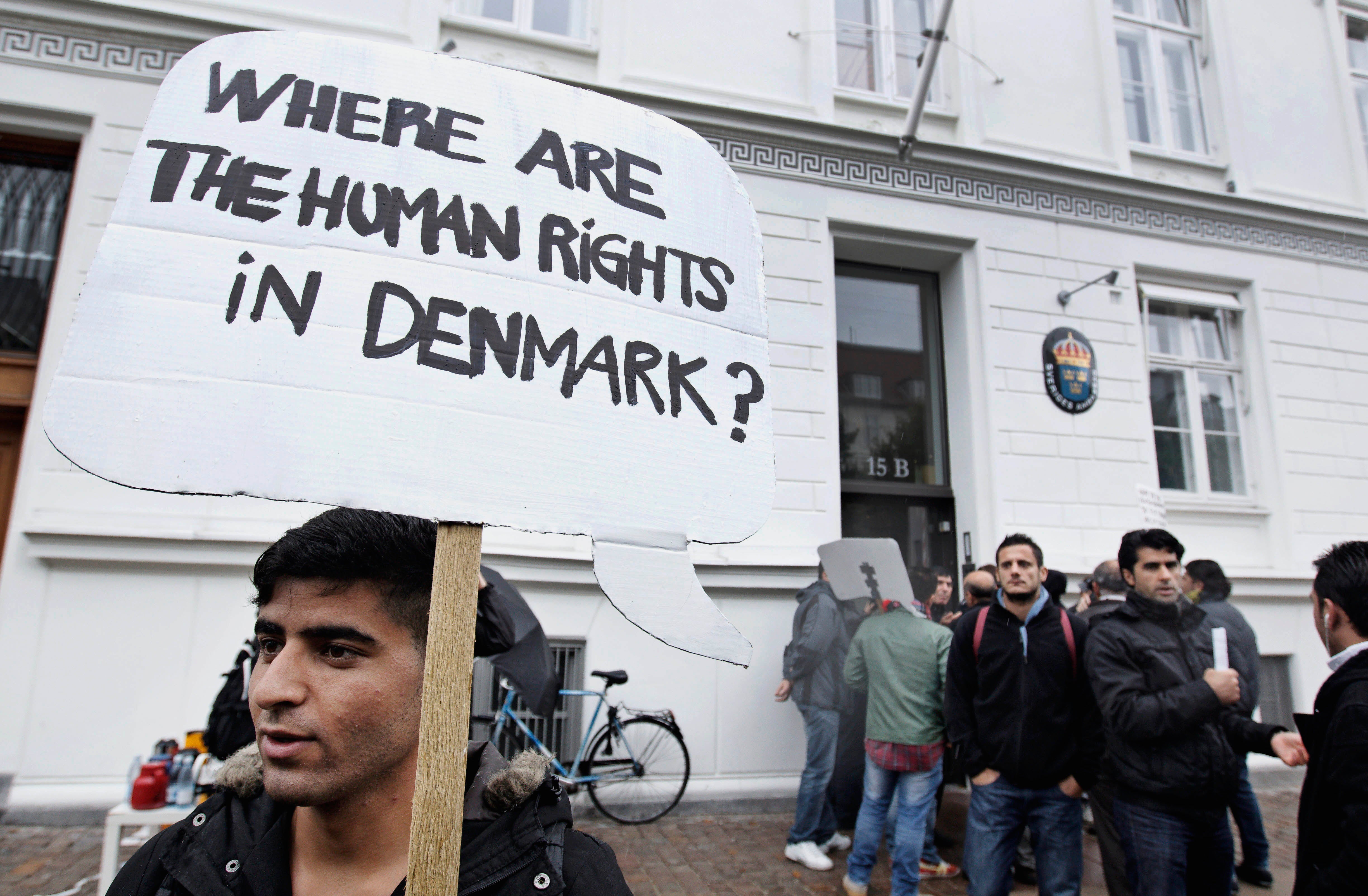 Syrisk flygtning holder skilt udenfor den svenske ambassade I København, Danmark, i protest over Danmarks asylpolitik for dem der flygtede fra den syriske borgerkrig. September, 26, 2012.