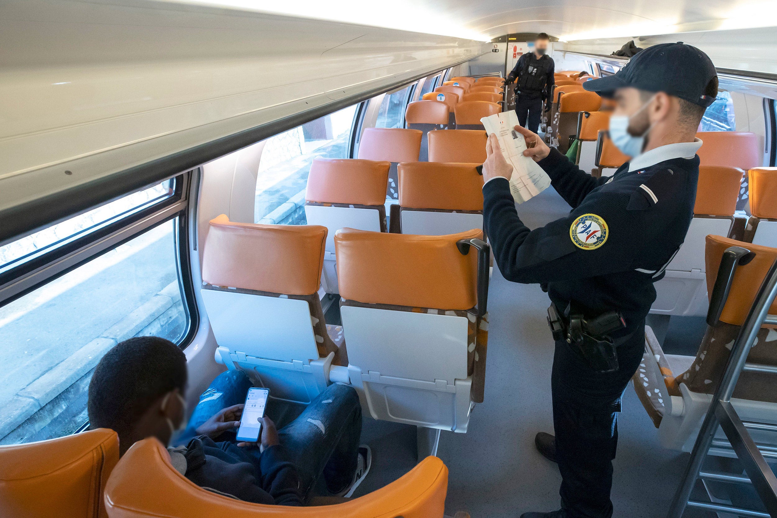 Contrôle à bord du train par la Police Aux Frontieres (PAF) en gare de Menton-Garavan (première gare sur le territoire français pour les voyageurs en provenance d'Italie), Menton, France, mars 2021.