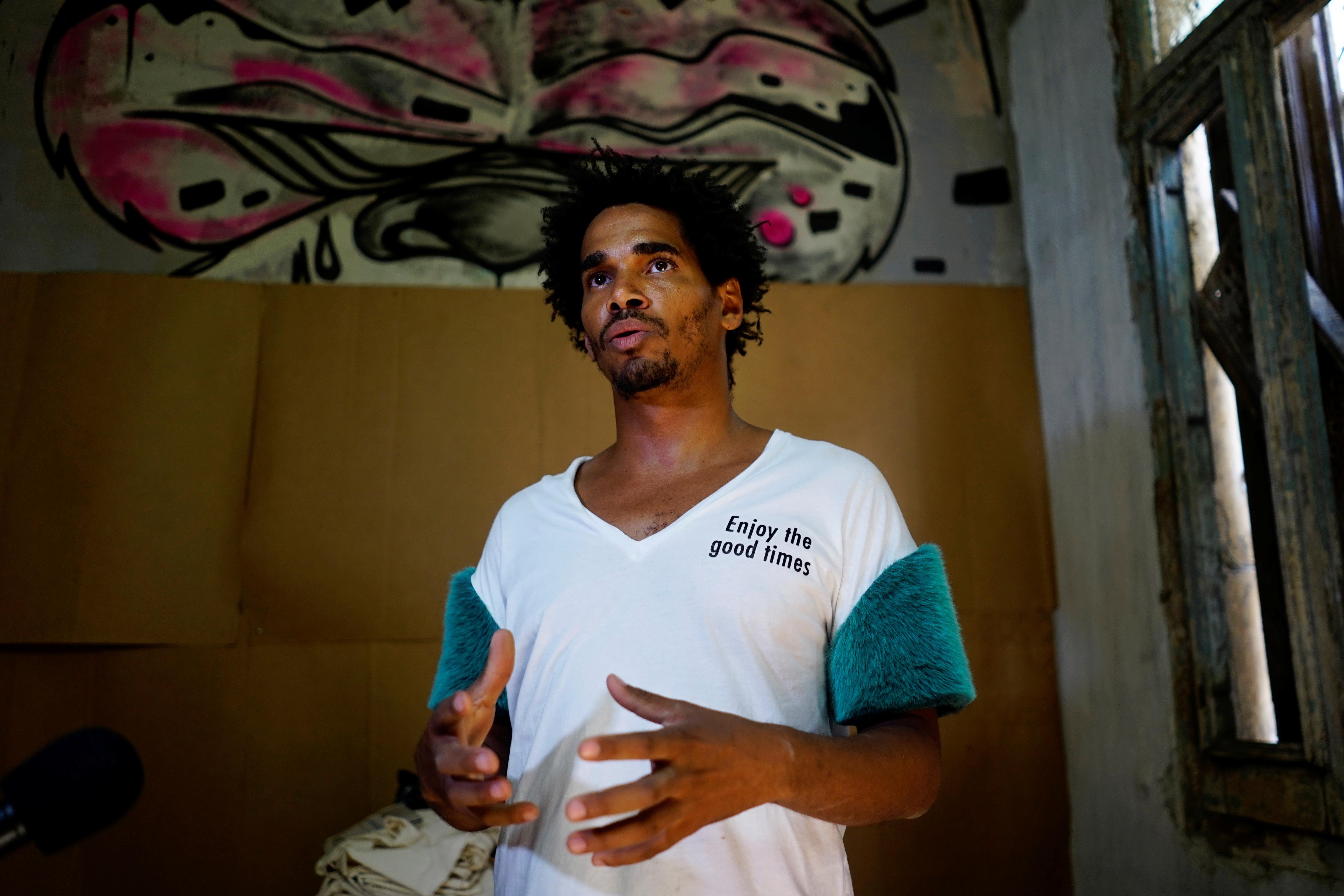 L'artiste cubain Luis Manuel Otero Alcántara, photographié chez lui à La Havane, le 2 mai 2018. La police et les agents de renseignement l’ont détenu à plusieurs reprises, en raison de son attitude ouvertement critique envers la répression gouvernementale. 