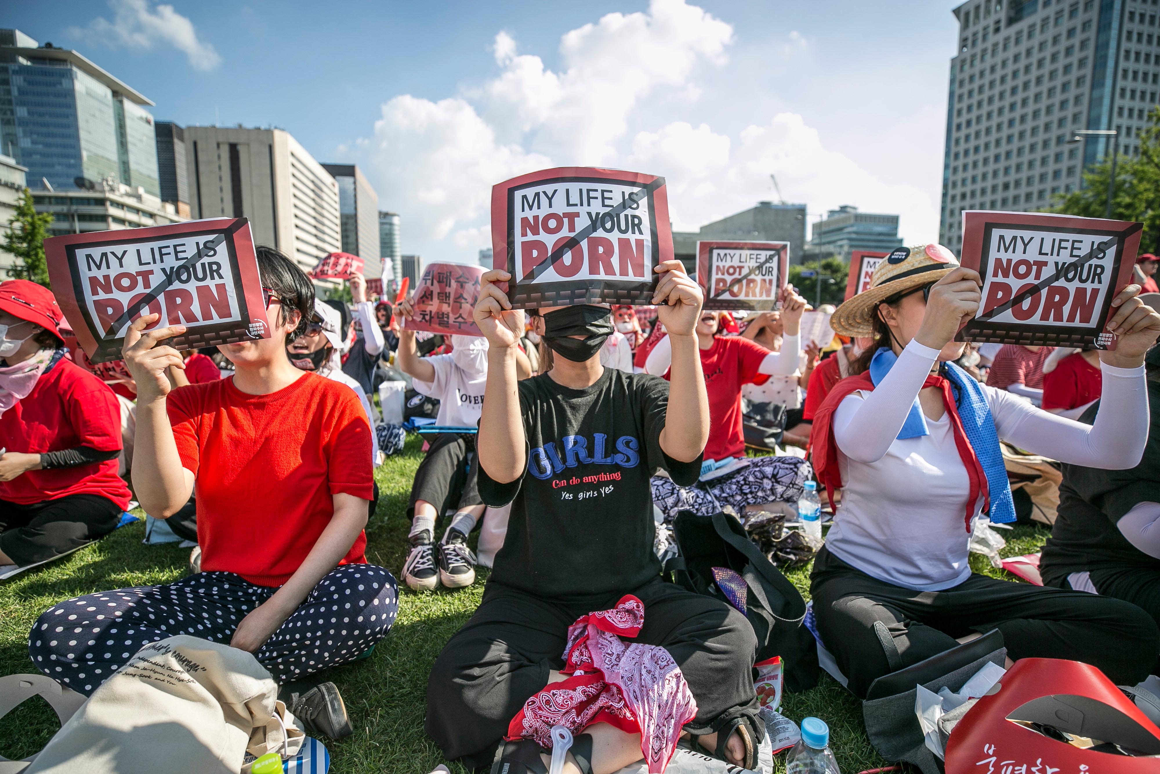 Ces femmes sud-coréennes manifestaient contre l’enregistrement et la diffusion d'images intimes sans consentement, lors d’un sit-in à Séoul, le 4 août 2018. 