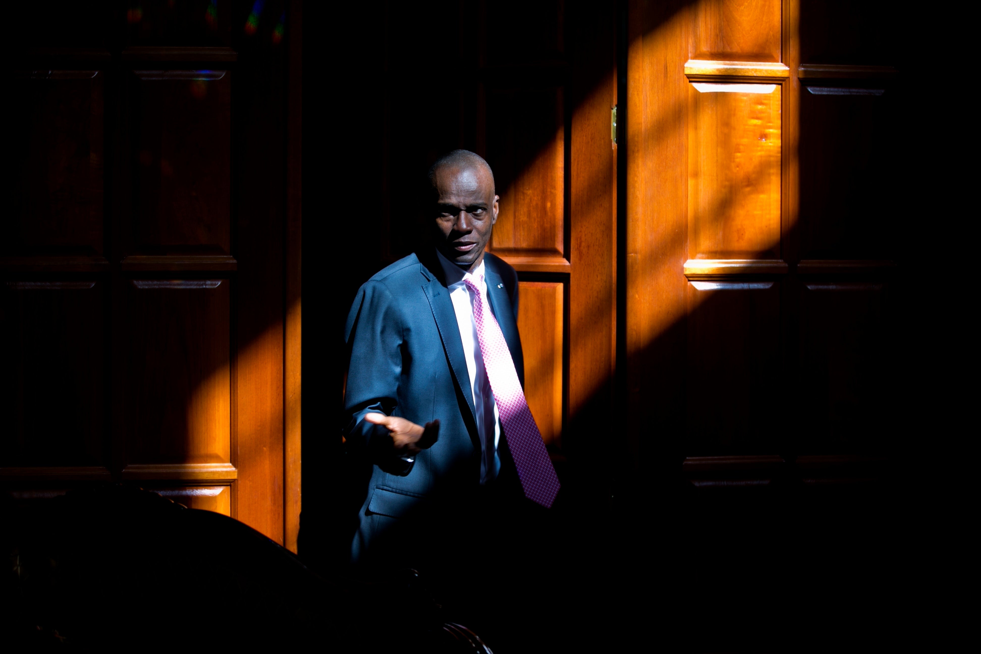 Le président haïtien Jovenel Moïse photographié à l’entrée de son domicile à Pétion-Ville, une banlieue de Port-au-Prince, le 7 février 2020. Tôt dans la matinée du 7 juillet 2021, le président Moïse a été tué lors d'une attaque chez lui, et la première dame Martine Moïse a été grièvement blessée.