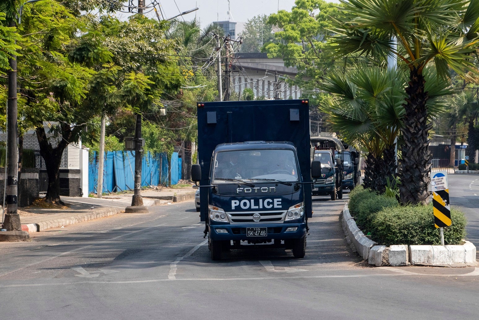 Une voiture de police dans une rue pendant une manifestation contre le coup d'État militaire.