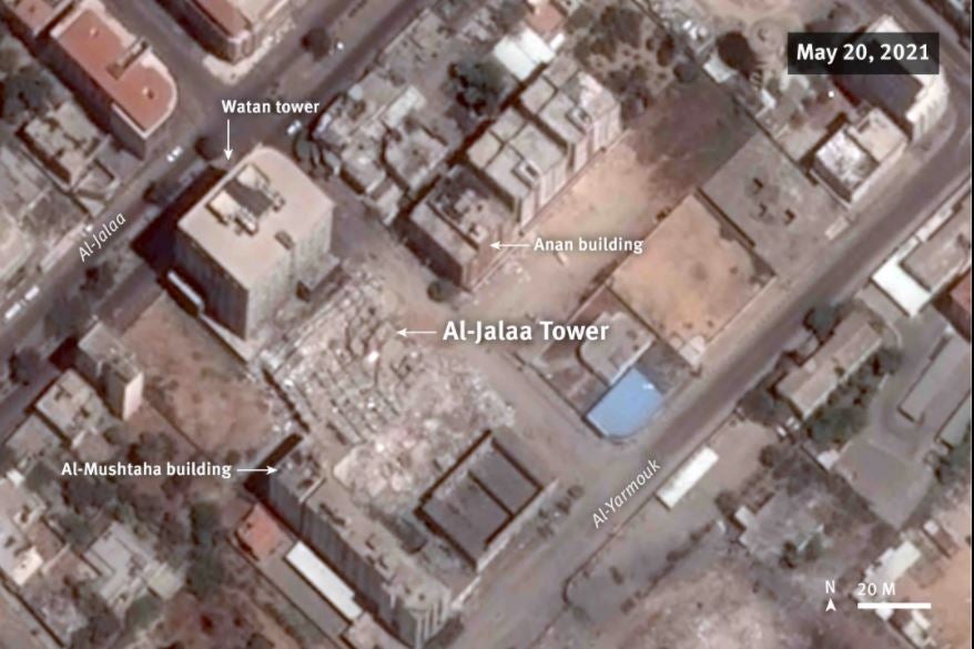 Image satellite enregistrée à Gaza, montrant le site de la Tour al-Jalaa le 20 mai 2021, cinq jours après la frappe aérienne israélienne du 15 mai qui a causé l’effondrement de cet immeuble.  Cette frappe a également endommagé les façades de trois immeubles voisins (les bâtiments Anan, al-Musthtaha et Watan).