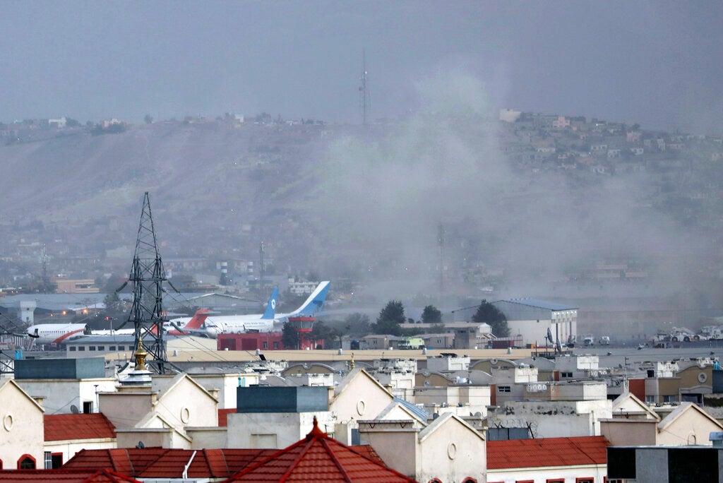 Des nuages de fumée flottent au-dessus de l'aéroport de Kaboul, en Afghanistan, suite au double attentat-suicide commis le 26 août 2021.