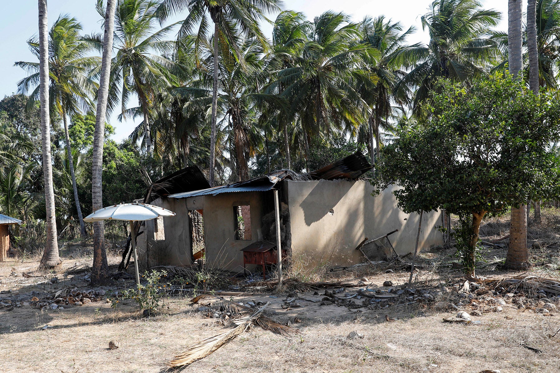 uma casa fora destruído Moçambique