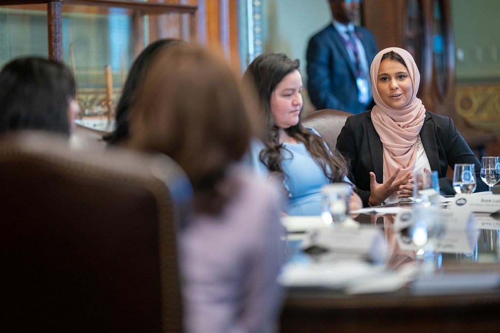 Hina Naveed, beneficiaria de la DACA, habla sobre la necesidad urgente de que haya una vía para la ciudadanía con la vicepresidenta Kamala Harris y otras personas alcanzadas por la DACA, el jueves 22 de julio de 2021 en la Casa Blanca.