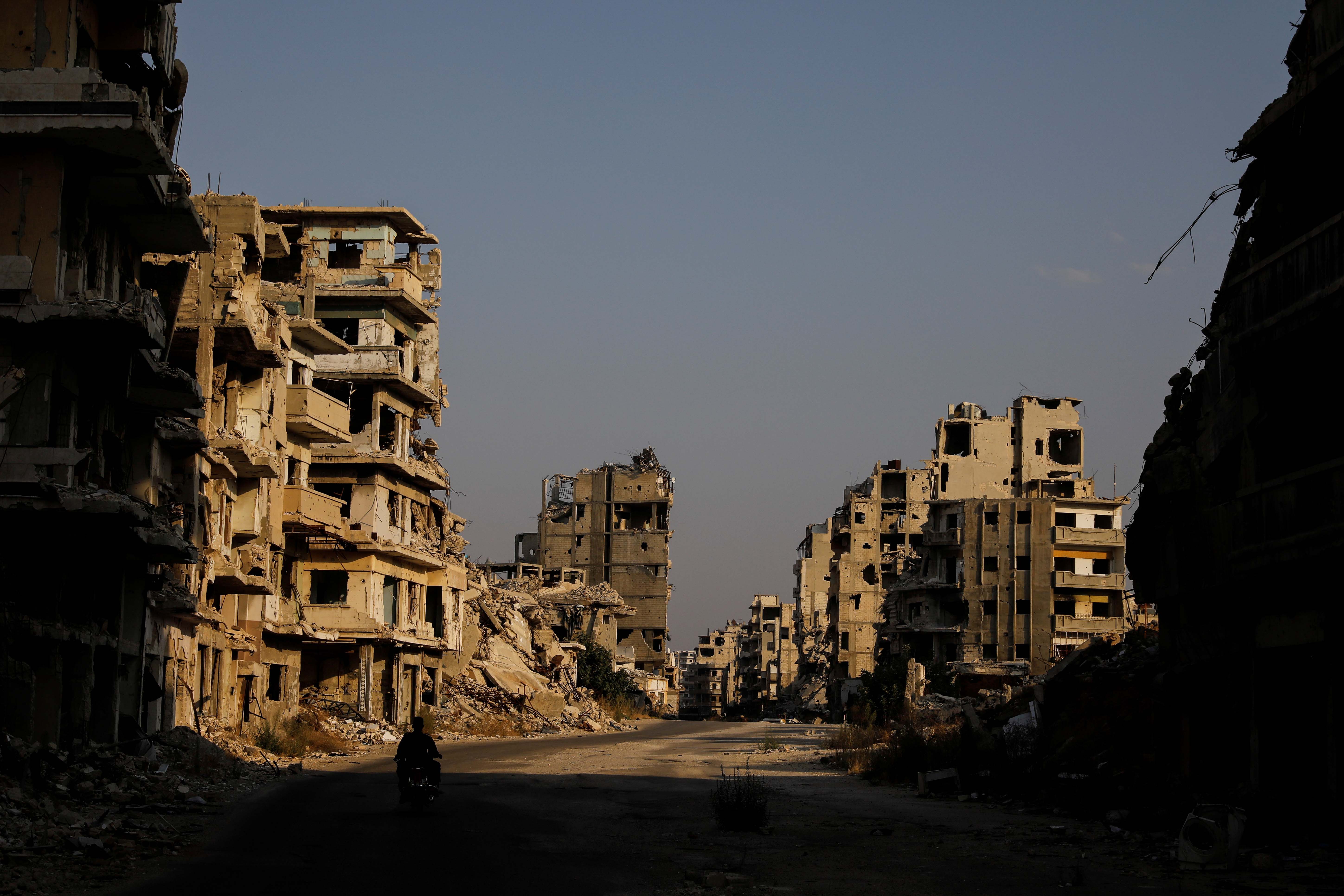 Un homme circulait à moto dans une zone dévastée du quartier d’al-Khaldieh à Homs, en Syrie, le 18 septembre 2018. © 2018 Reuters/Marko Djurica