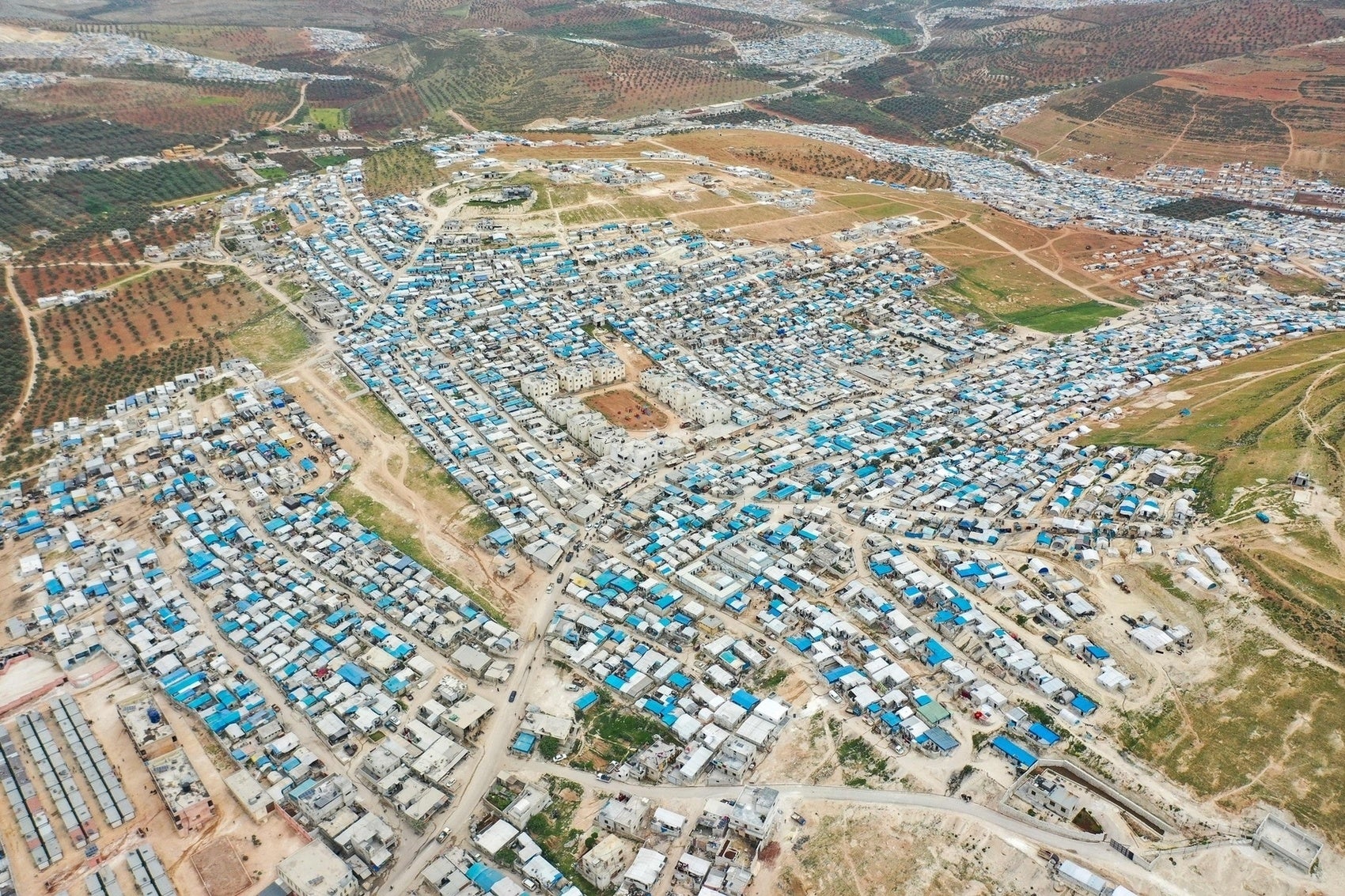 صورة التُقطت بطائرة بدون طيار في 21 أبريل/نيسان 2020 تُظهر صورة عامة لمخيم النازحين قرب قاح، في محافظة إدلب الشمالية قرب الحدود مع تركيا.