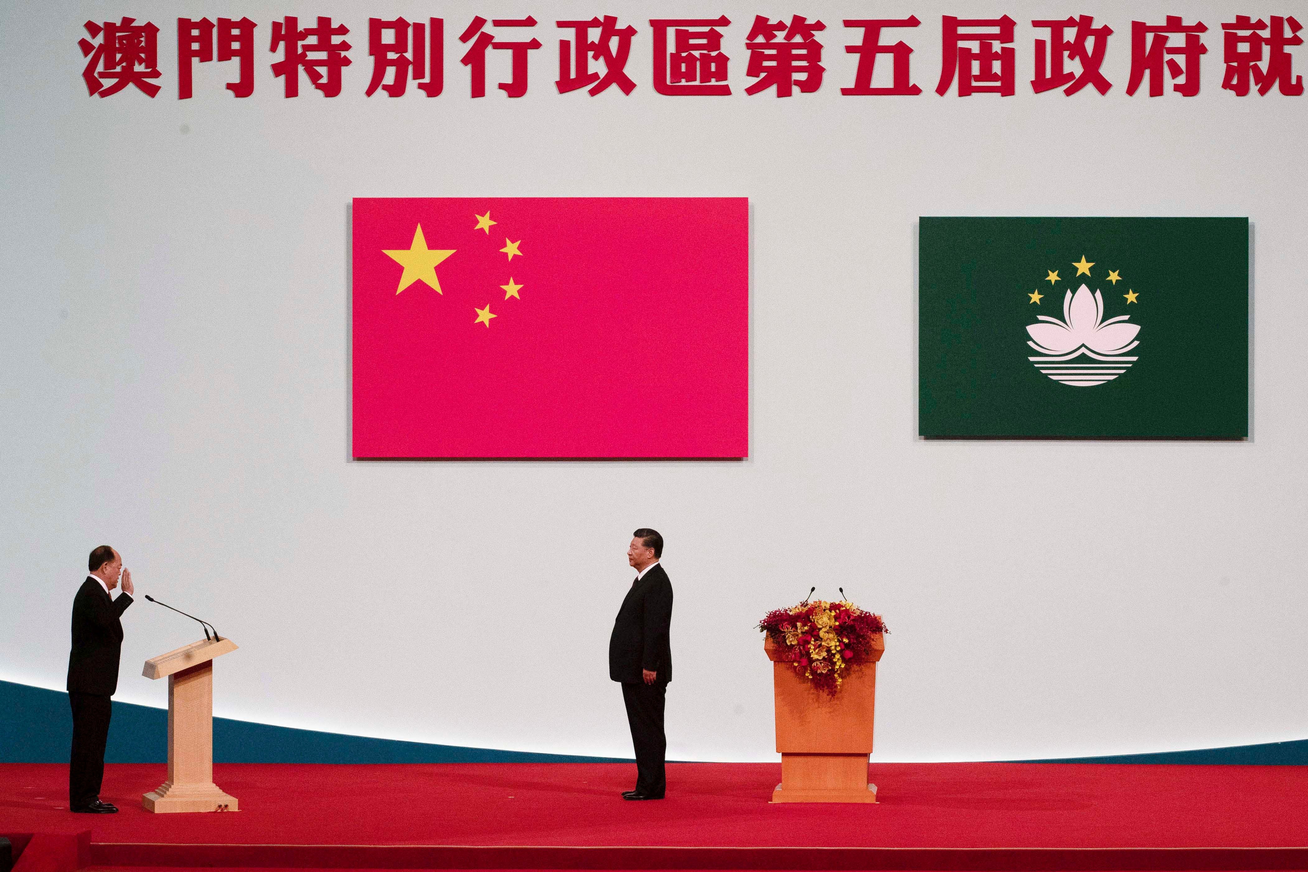 澳門特首賀一誠在就職典禮上面對國家主席習近平宣誓，澳門，2019年12月20日。
