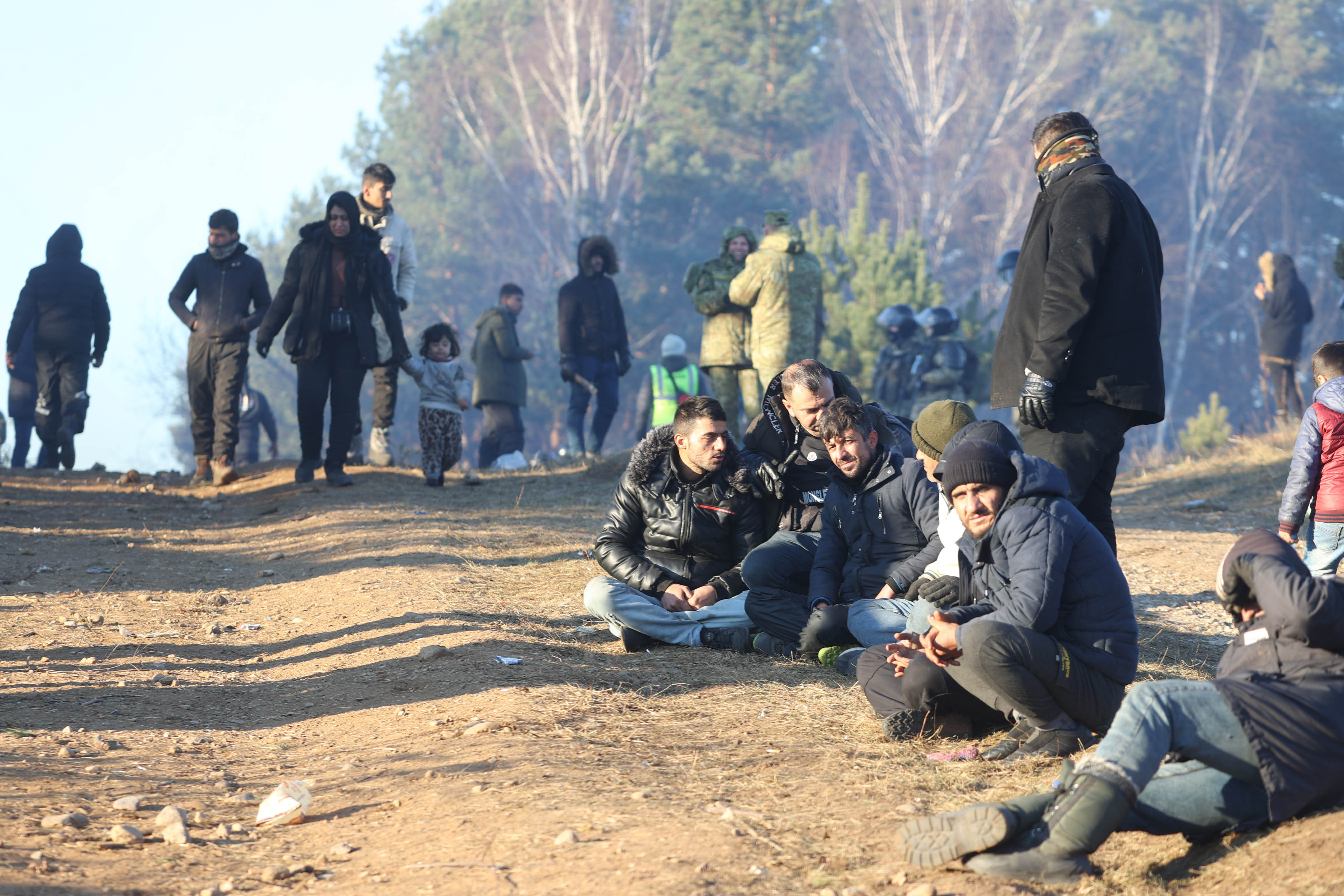 Des migrants attendaient dans l’extrême ouest du Bélarus, dans l’espoir de pouvoir traverser la frontière avec la Pologne, le 10 novembre 2021.