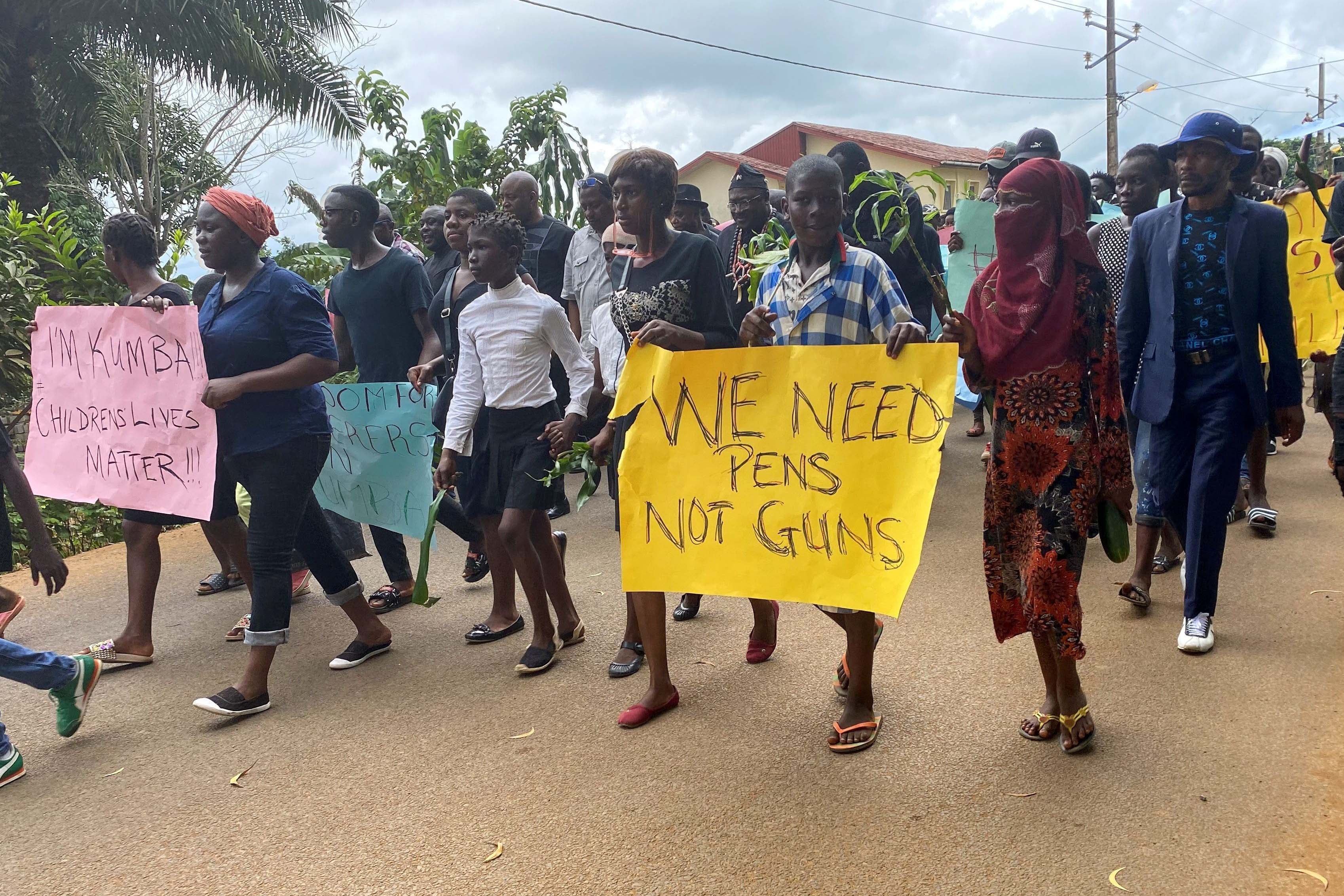 Manifestation d’élèves, de parents et d’enseignants après une attaque de séparatistes armés présumés qui ont ouvert le feu sur une école, tuant au moins sept enfants à Kumba, dans la région du Sud-Ouest du Cameroun, le 25 octobre 2020. 