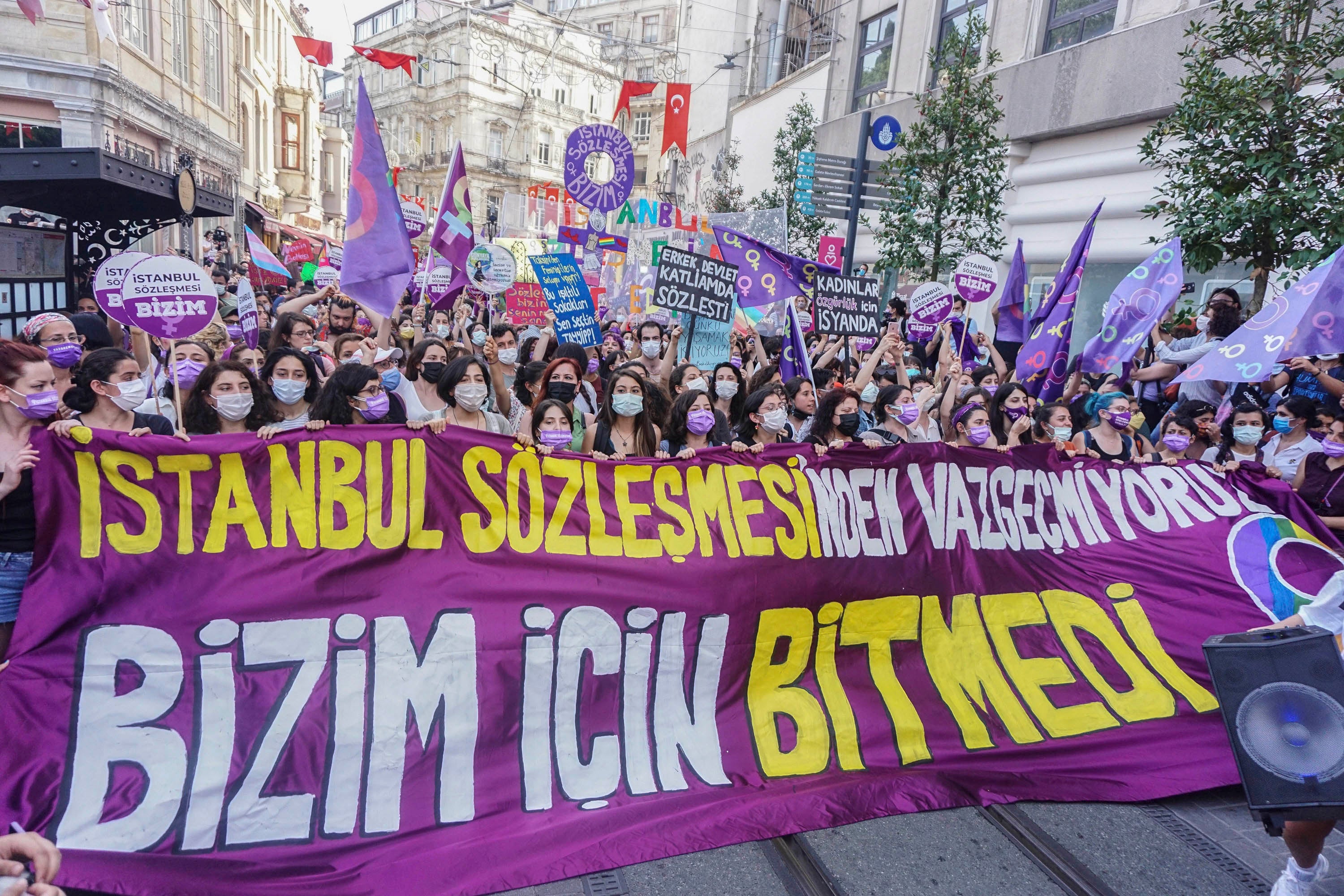 Am 20. März 2021 hat Präsident Recep Tayyip Erdoğan eine Verordnung erlassen, mit der die Türkei aus dem Übereinkommen des Europarats zur Verhütung und Bekämpfung von Gewalt gegen Frauen und häuslicher Gewalt, bekannt als Istanbul-Konvention, einem bahnbrechenden Vertrag, der von der Frauenrechtsbewegung in der Türkei unterstützt wird, austrat. Demonstrant*innen halten ein Transparent mit der Aufschrift “Wir geben die Istanbul-Konvention nicht auf. Für uns ist es nicht vorbei.” Istanbul/Türkei, 1. Juli 2021