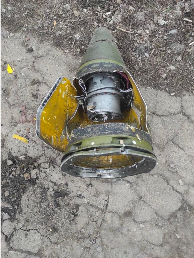Fragment d'une ogive de bombe à sous-munitions 9N123. Ce type d’arme à sous-munition est généralement larguée par un missile balistique Tochka de la série 9M79.