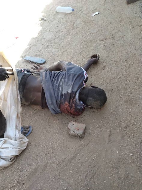 Le corps de Moutawakil Yakhoub, un mécanicien de 32 ans, abattu par des soldats et touché par des balles dans le crâne et le thorax. Son corps gisait près du cimetière Tago Zagalo à Abéché, où les forces de sécurité tchadiennes ont ouvert le feu sans discernement contre des habitants assistant à une cérémonie d’enterrement le 25 janvier 2022. 