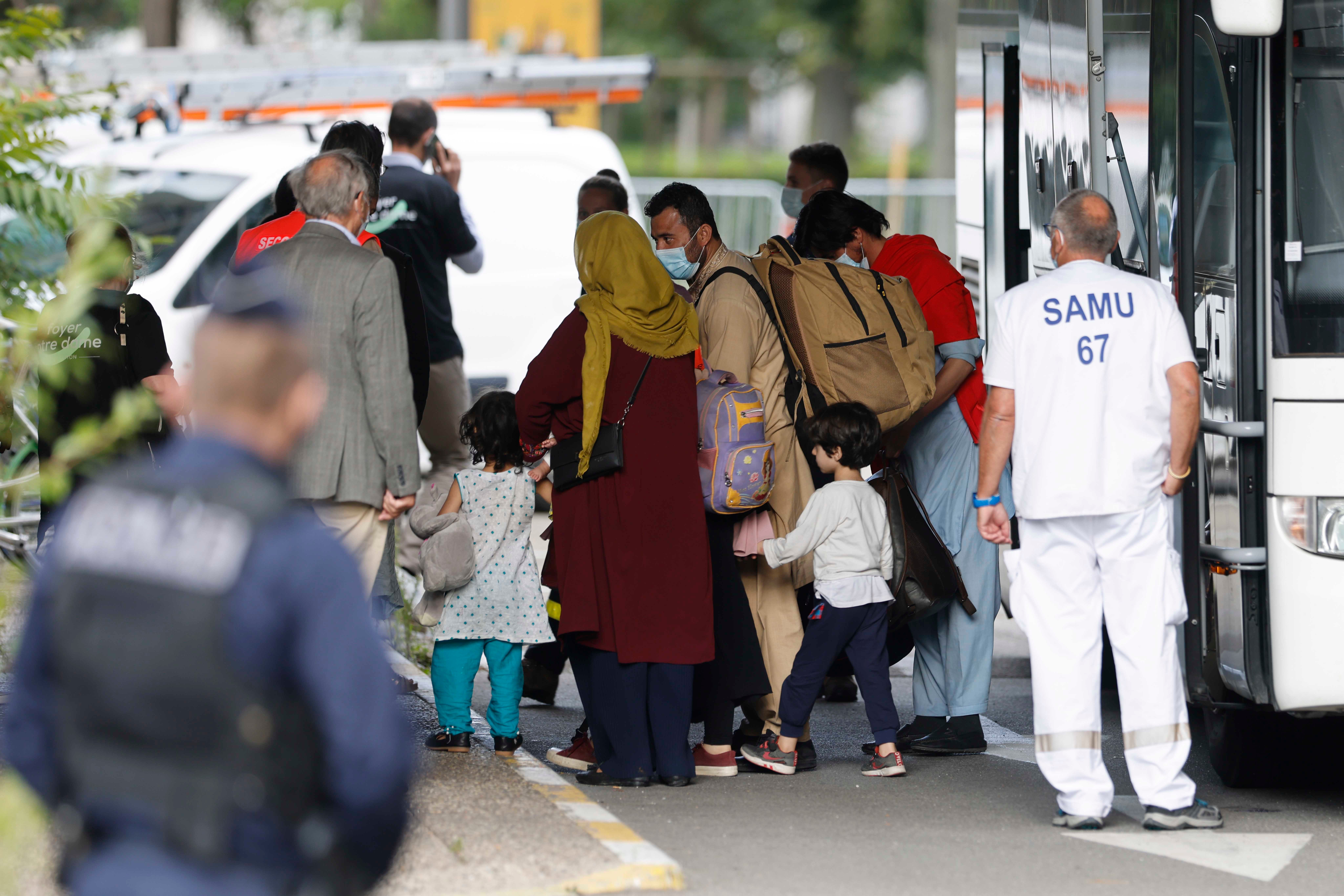 Des citoyens évacués d'Afghanistan arrivent à Strasbourg, dans l'est de la France, le 26 août 2021