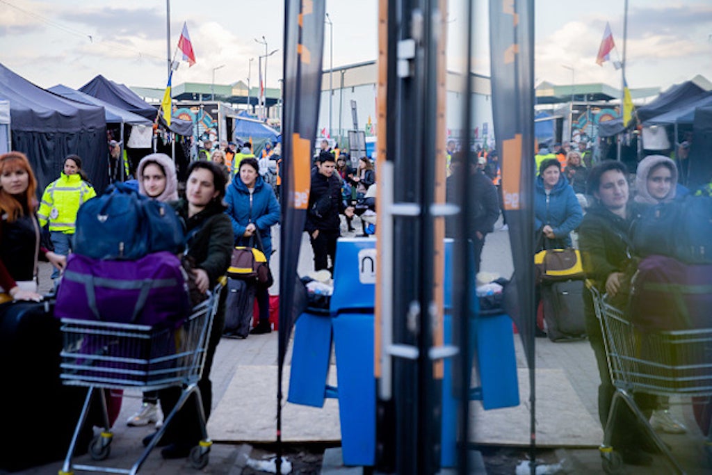 Des femmes et des enfants en provenance d’Ukraine, photographiées lors de leur arrivée au poste-frontière de Medyka dans l’est de la Pologne, en mars 2022. L'absence de mesures de protection systématique des réfugiés en Pologne y engendre le risque de traite de personnes ou d'autres formes d'exploitation.