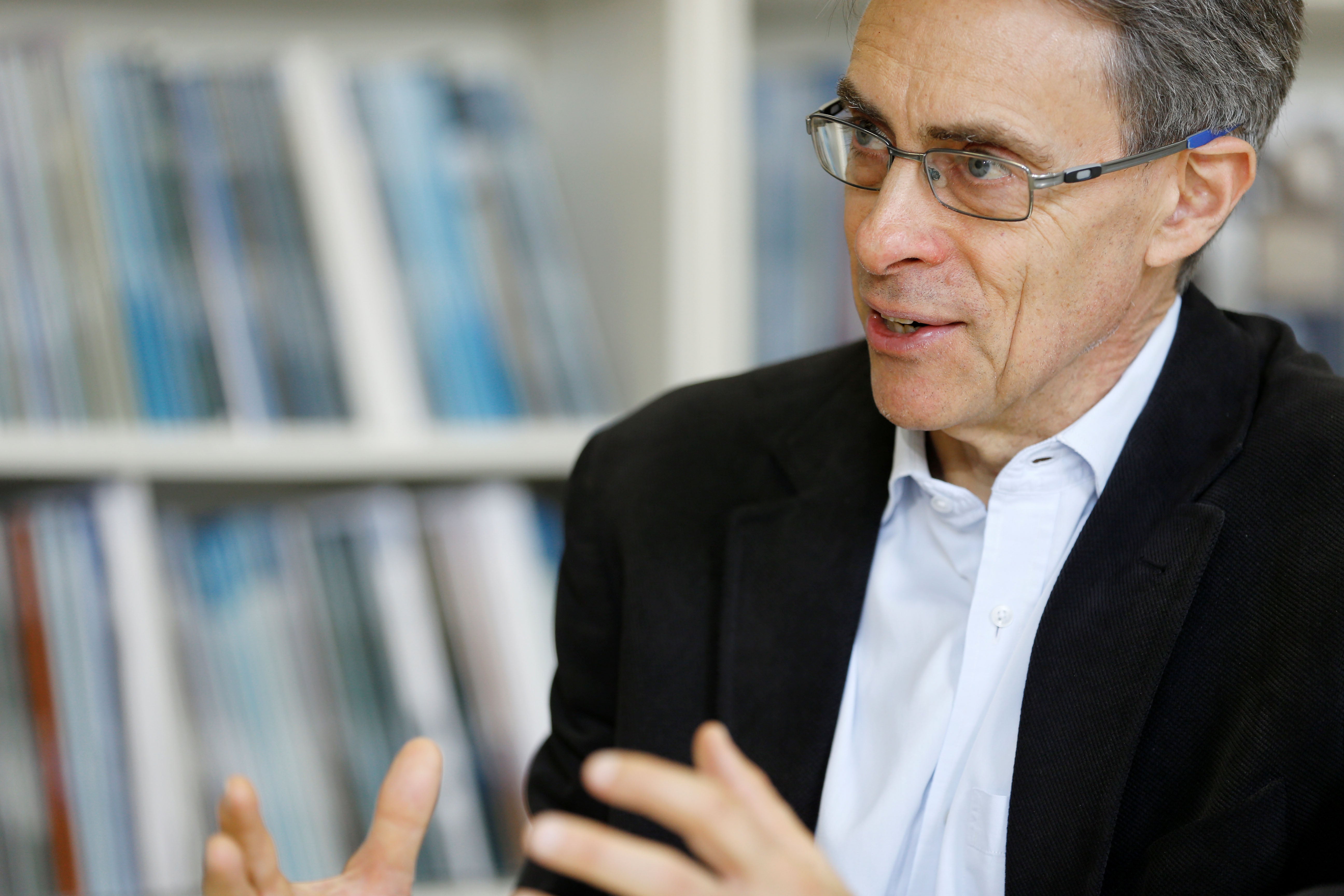 Le directeur exécutif de Human Rights Watch, Kenneth Roth, s'exprimait lors d'un entretien avec Reuters à Genève, en Suisse, le 9 avril 2018. 