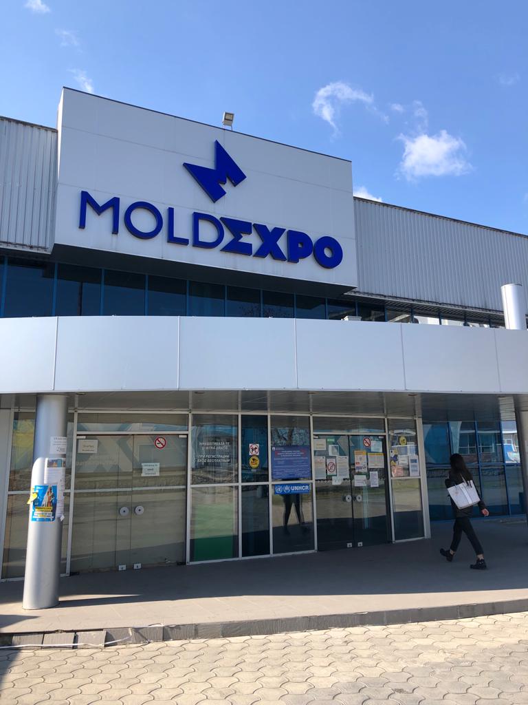 O gango k-o MoldExpo ando Chisinau ekspoziciako centro, so kerdyilas o maj bàro aresimàtango làgeri e nàślenge Ukrainatar, April 2022.