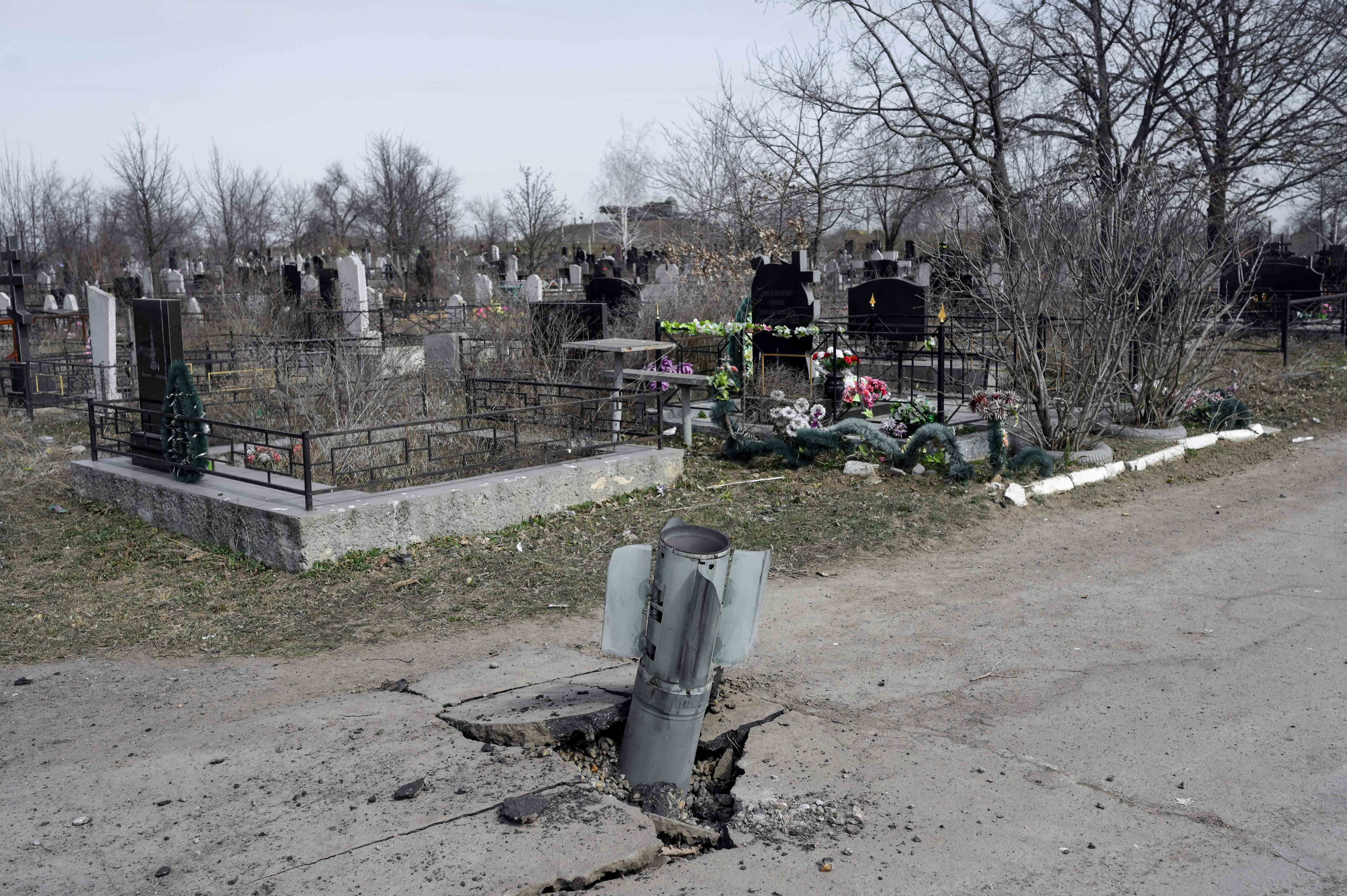 El motor y la sección de cola de un cohete de munición de racimo Uragan de 220 mm que impactó en un cementerio en Mykolaiv, en el sur de Ucrania, el 21 de marzo de 2022. 