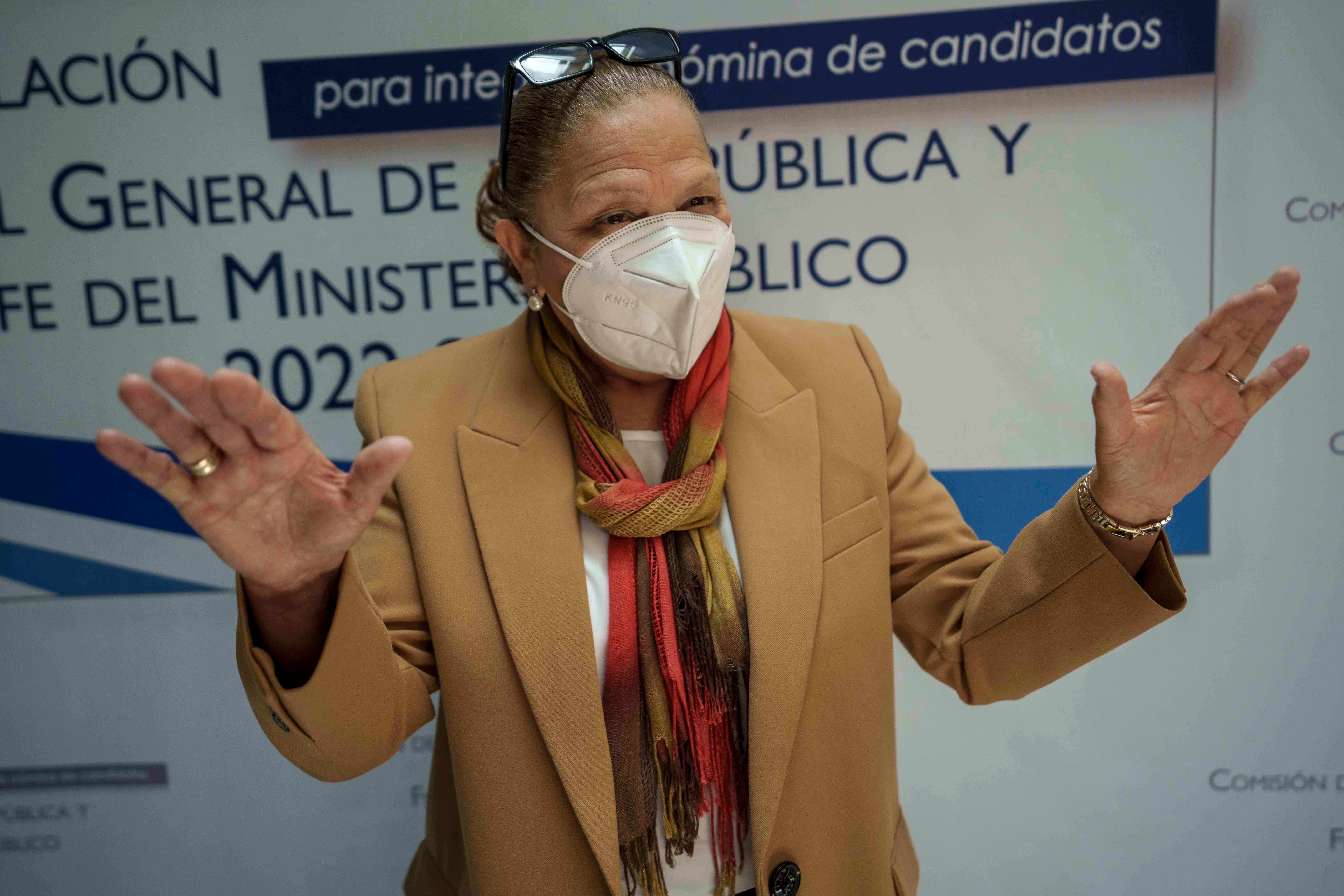 La fiscal general de Guatemala, Consuelo Porras, reelecta el 16 de mayo del 2022, habla con la prensa después de una entrevista con la comisión de postulación en Ciudad de Guatemala.
