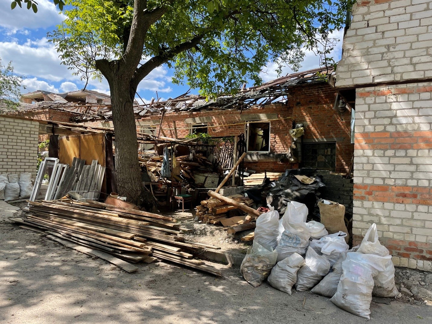 Атака 28 квітня на амбулаторію загальної практики сімейної медицини у передмісті Харкова селі Покотилівка, яка використовувався як база сил територіальної оборони, в результаті чого пошкоджено десятки будівель. Дата фото – 24 травня 2022 року. 