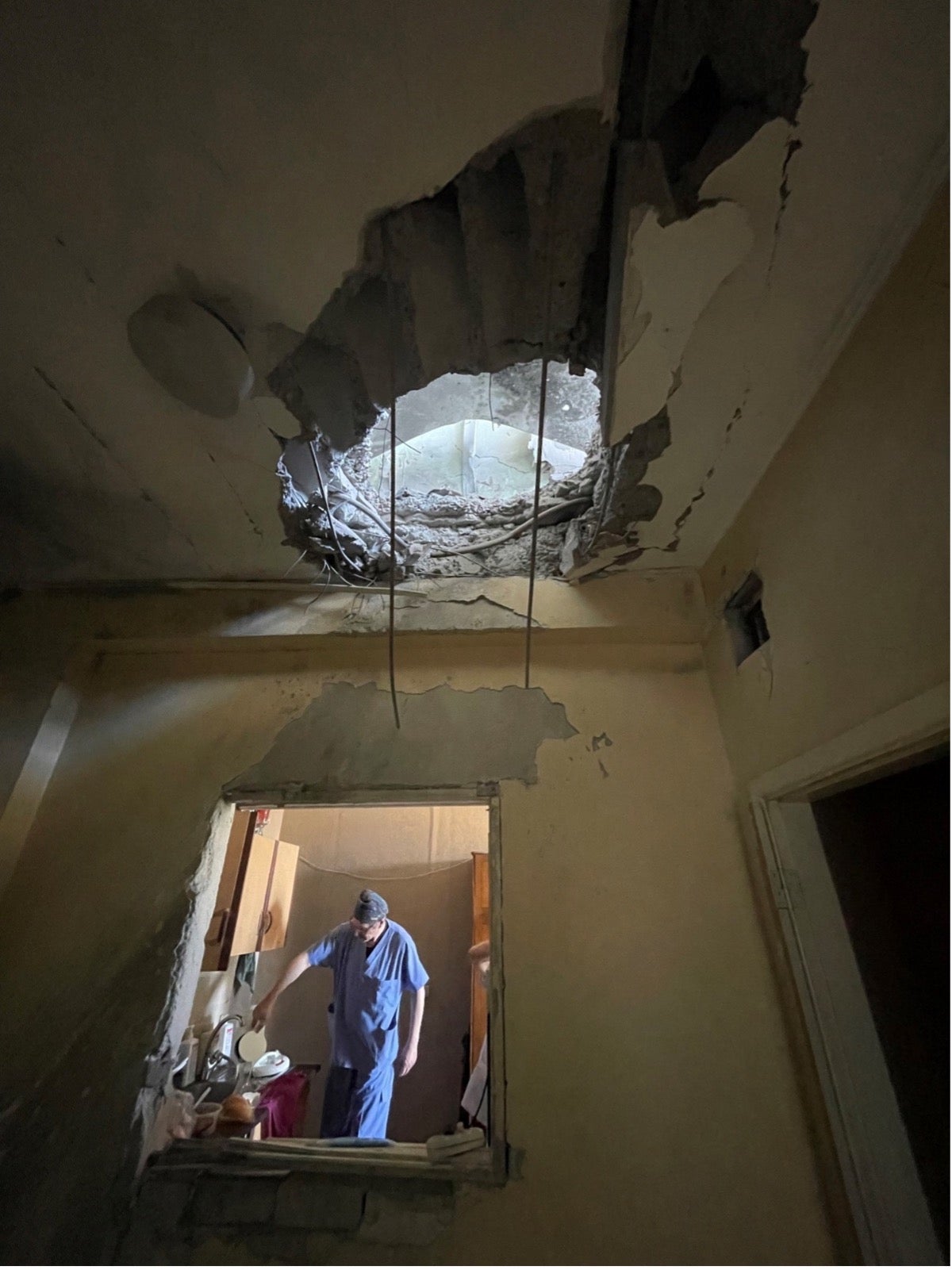 Le 26 juin 2022, une roquette à sous-munitions russe Ouragan a touché le toit de l’Hôpital régional de traumatologie clinique de Kharkiv, un bâtiment de sept étages dans le quartier de Saltivka à Kharkiv. Un fragment de roquette a percé le toit et traversé le 7ème étage, avant de finalement s’arrêter au 6ème étage. Photo prise le 27 juin 2022. 
