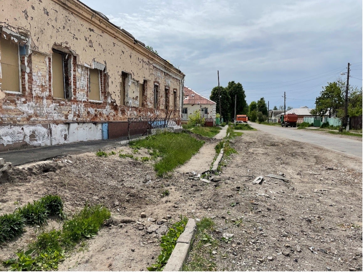 Здание центра первичной медико-санитарной помощи в поселке Дергачи. Повреждения получены в ходе обстрела 7 апреля в результате воздействия взрывной волны и разлета осколков. 26 мая 2022 г. 