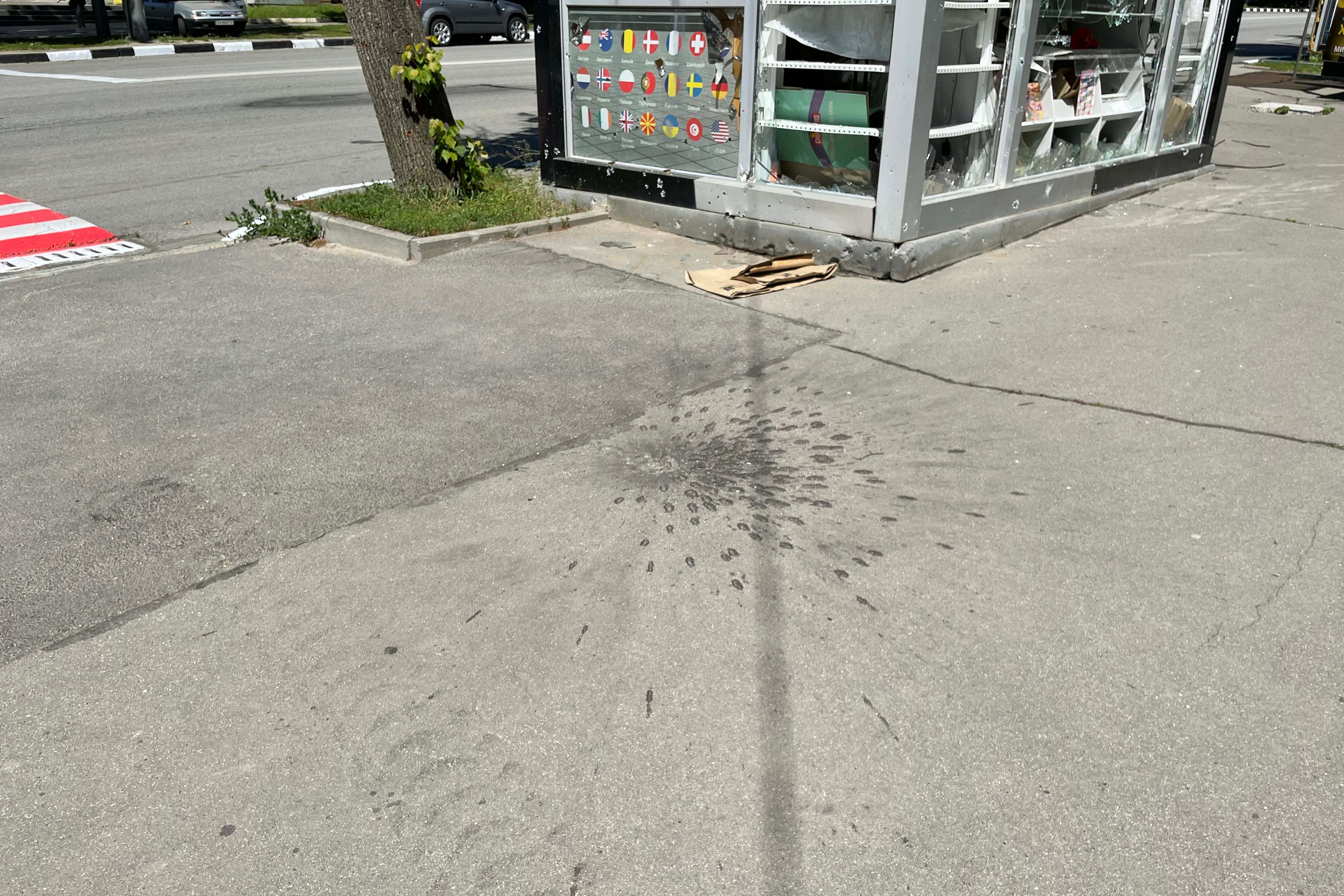 Des traces d'impact visible après la détonation d'une sous-munition (parmi au moins douze tirées dans cette zone) lors d’une attaque menée par les forces russes à Kharkiv, en Ukraine, le 23 mai 2022. Cette attaque a endommagé la Clinique de Maternité n°1 de Kharkiv. Photo prise le 27 mai 2022. 