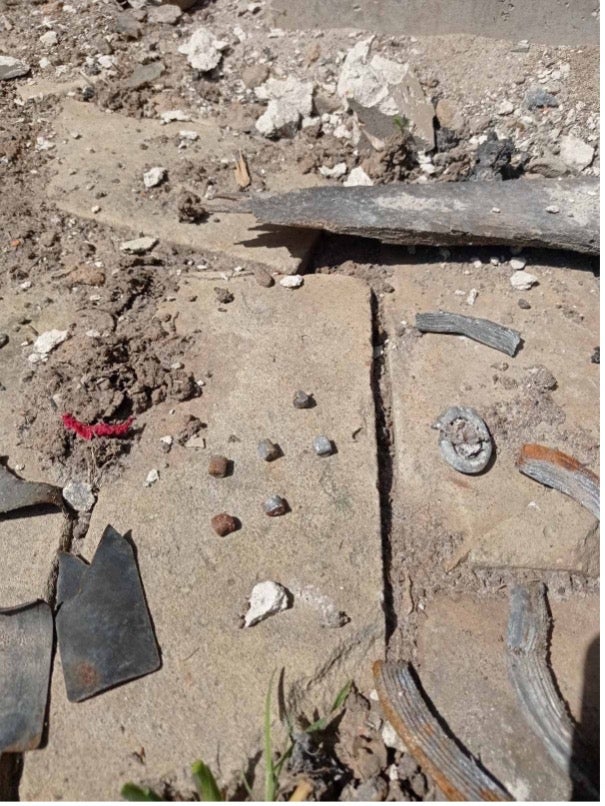 Fragments d’au moins une sous-munition explosive lancée par une roquette russe, rassemblés dans le jardin de Svitlana et Serhii Lukianenko où elle a atterri à Derhatchi (Ukraine) le 12 mai 2022, les tuant tous les deux. Photo prise le 12 mai 2022.