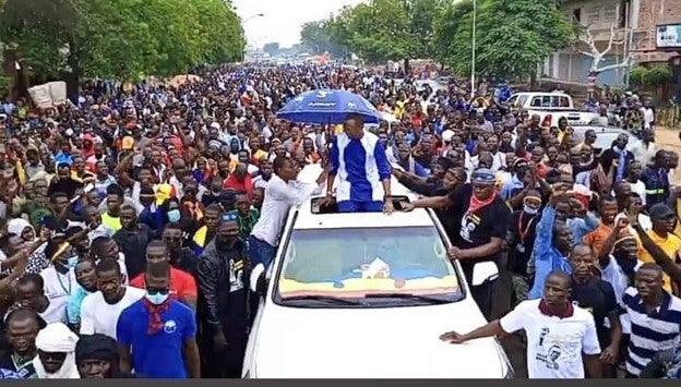 Des centaines de membres et de partisans du parti d'opposition tchadien Les Transformateurs accompagnent le chef du parti, Succès Masra, au tribunal de N'Djamena, la capitale du Tchad, le 9 septembre 2022. 