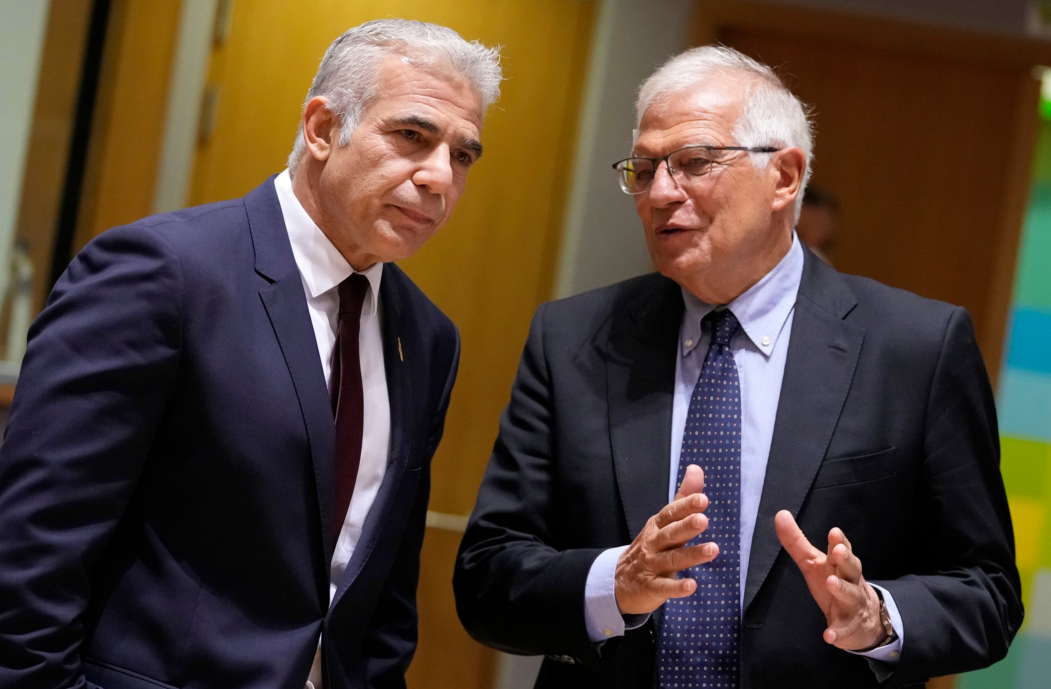 יאיר לפיד, שר החוץ הישראלי דאז וראש ממשלת ישראל בהווה, משוחח עם הנציג העליון של האיחוד האירופי לענייני חוץ ומדיניות ביטחון, ג'וזף בורל, במהלך פגישה של שרי החוץ של האיחוד האירופי בבריסל בחודש יולי 2021.